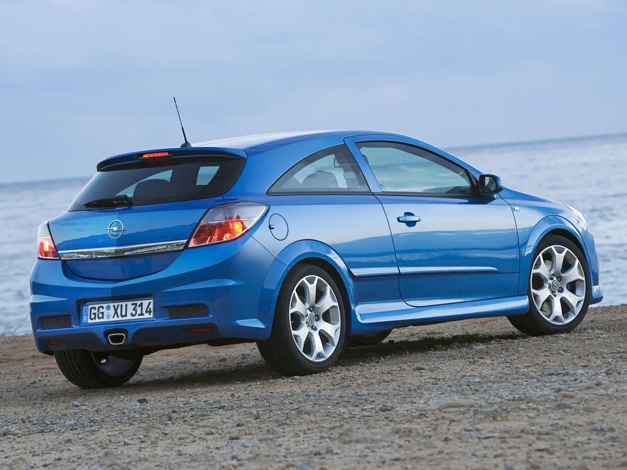 Opel Astra OPC (2006) – zadní tříčtvrteční pohled