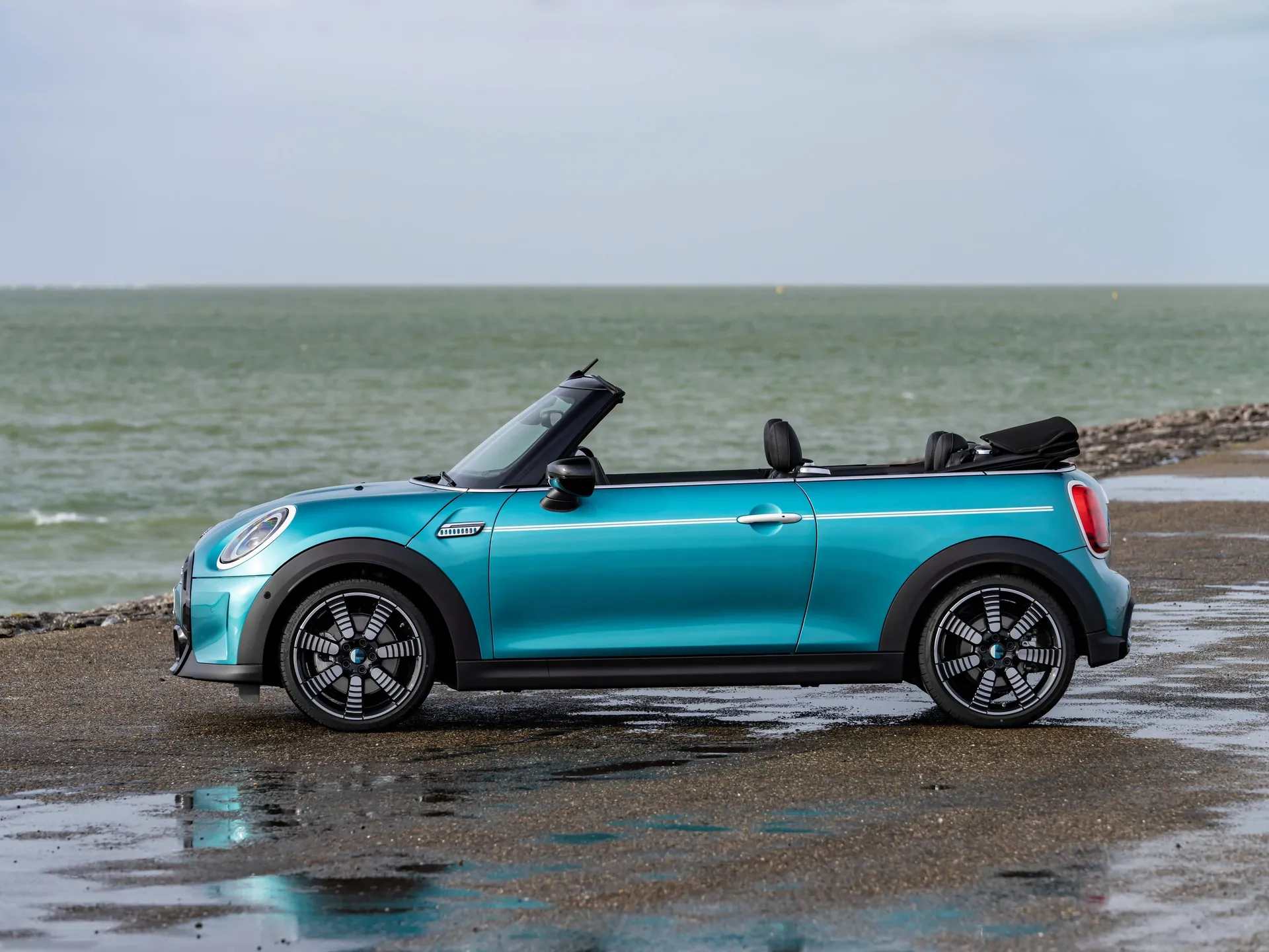 Mini Cooper S Convertible Seaside Edition (2023) – boční profil