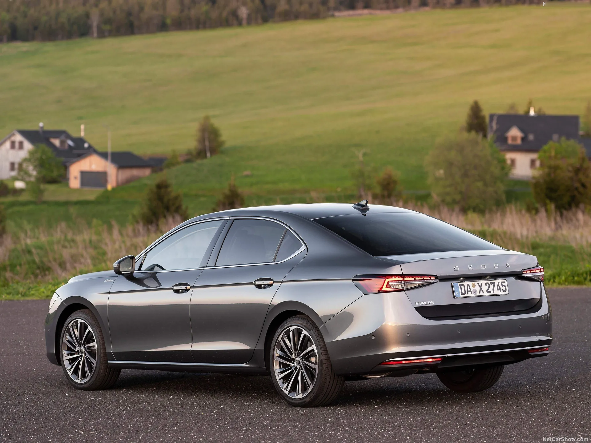Skoda Superb (2024) – zadní tříčtvrteční pohled