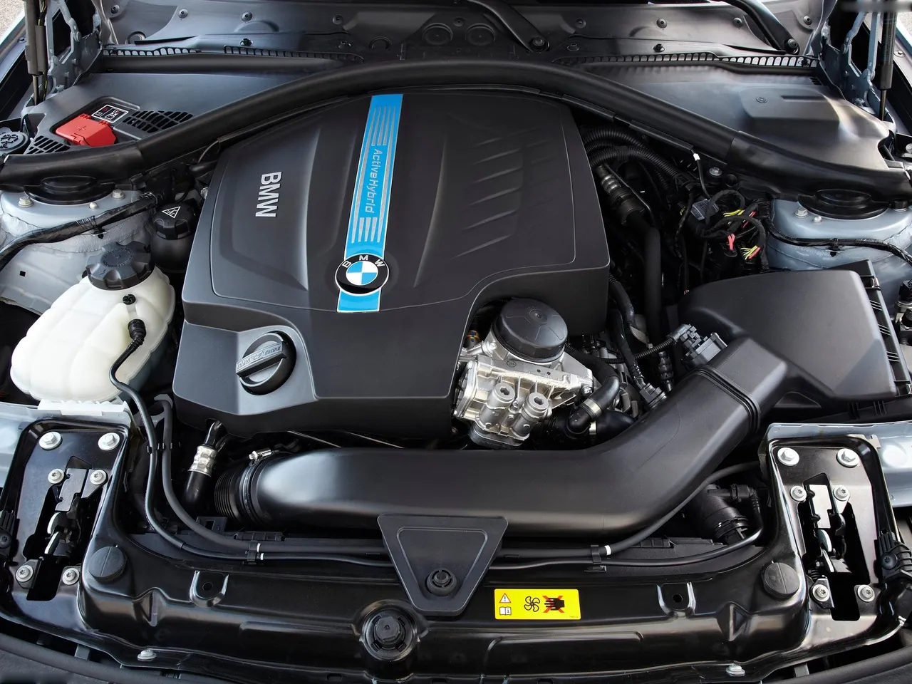 BMW 3 ActiveHybrid (2013) – motorový prostor