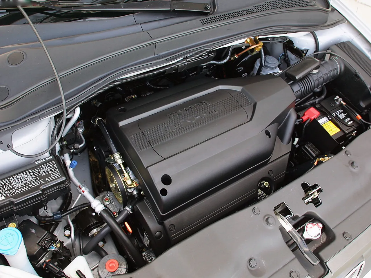 Honda Pilot EX (2003) – motorový prostor