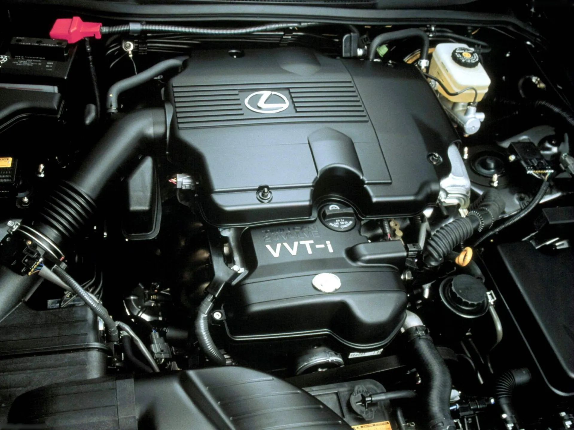Lexus IS 300 (2001) – motorový prostor