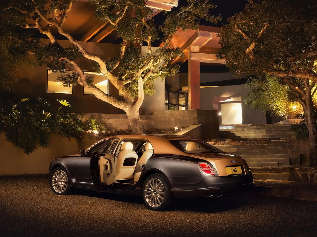 Bentley Mulsanne EWB (2017) – zadní tříčtvrteční pohled