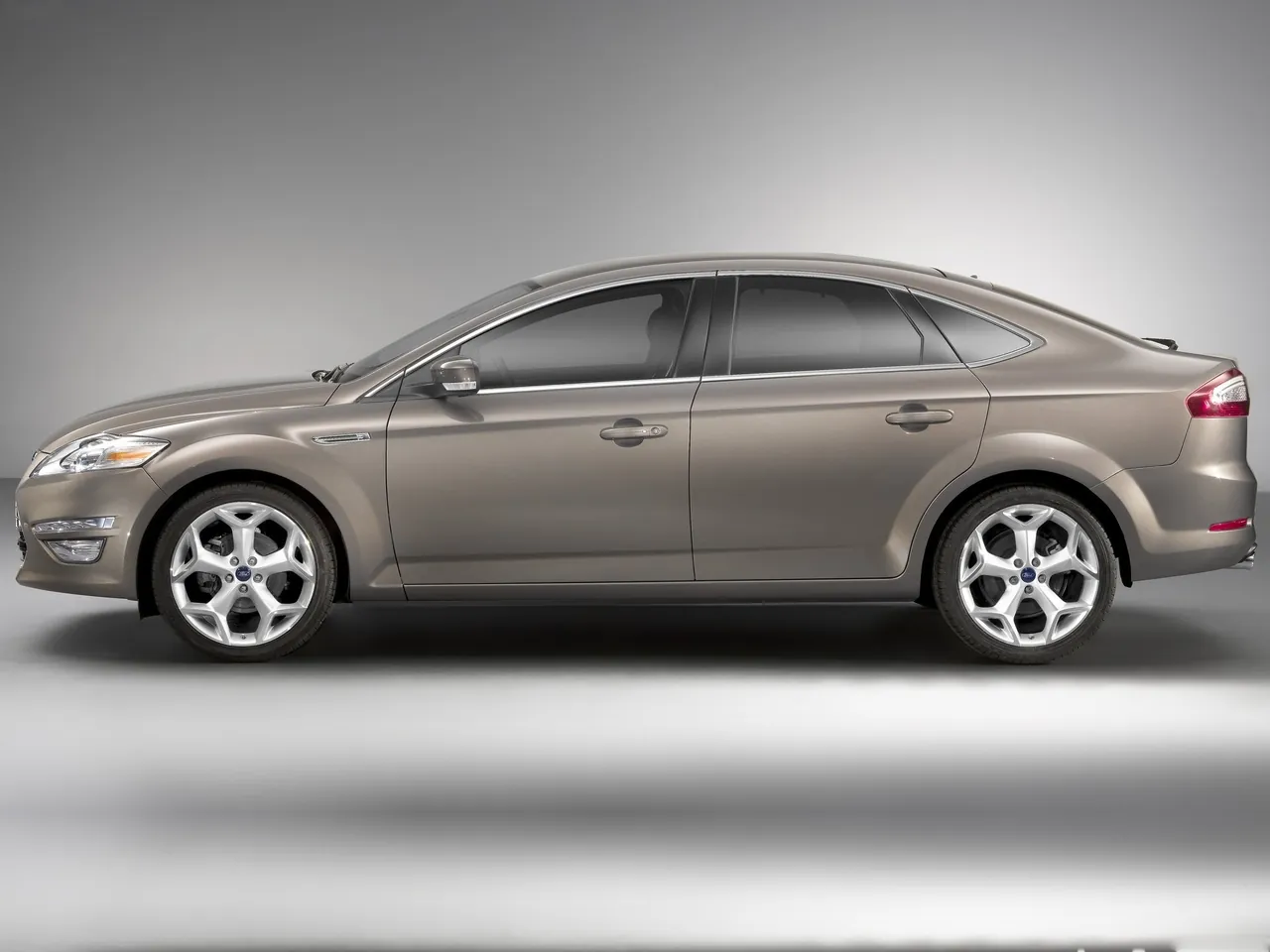 Ford Mondeo (2011) – boční profil