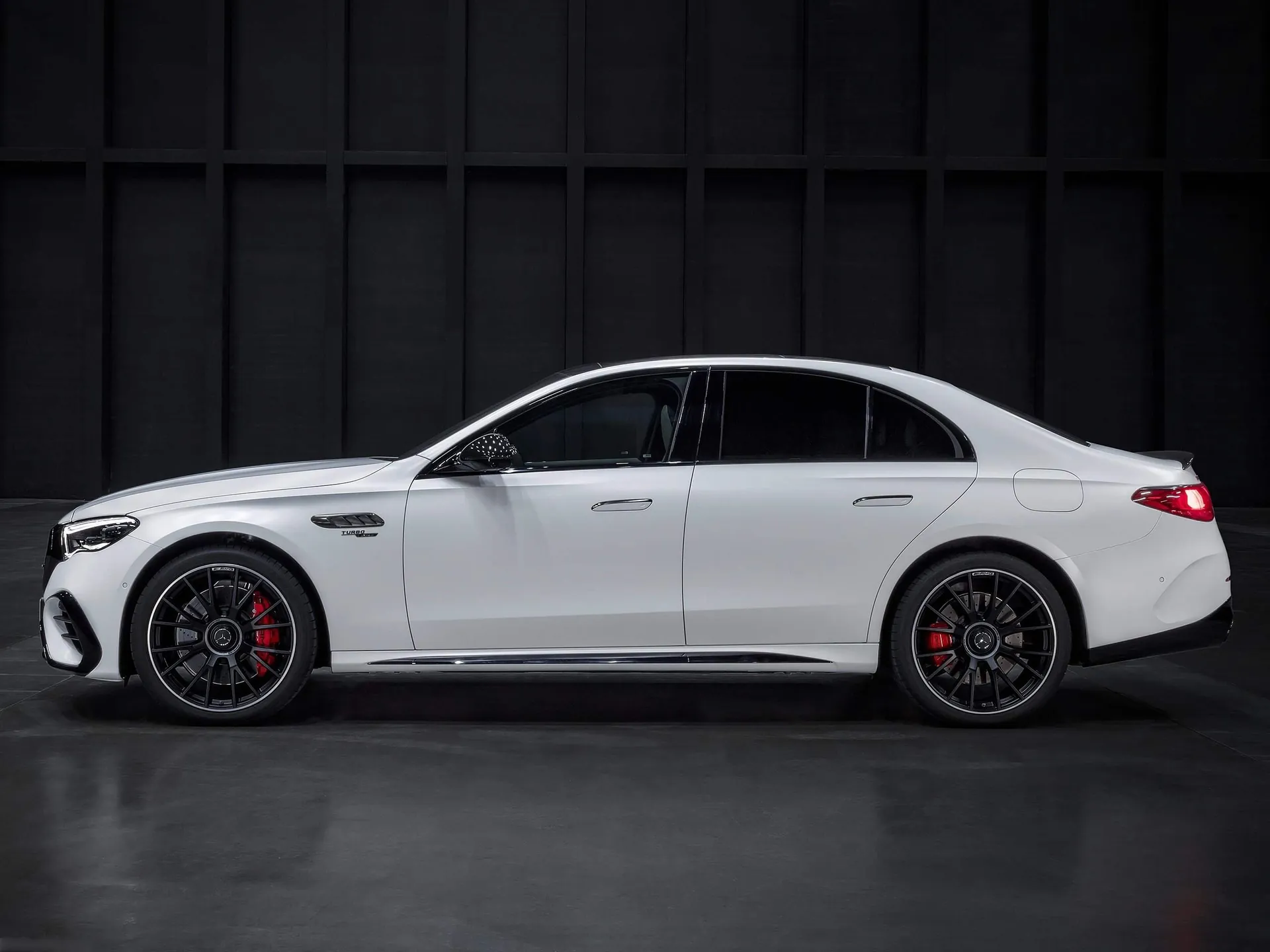 Mercedes-Benz E53 AMG Hybrid (2025) – boční profil