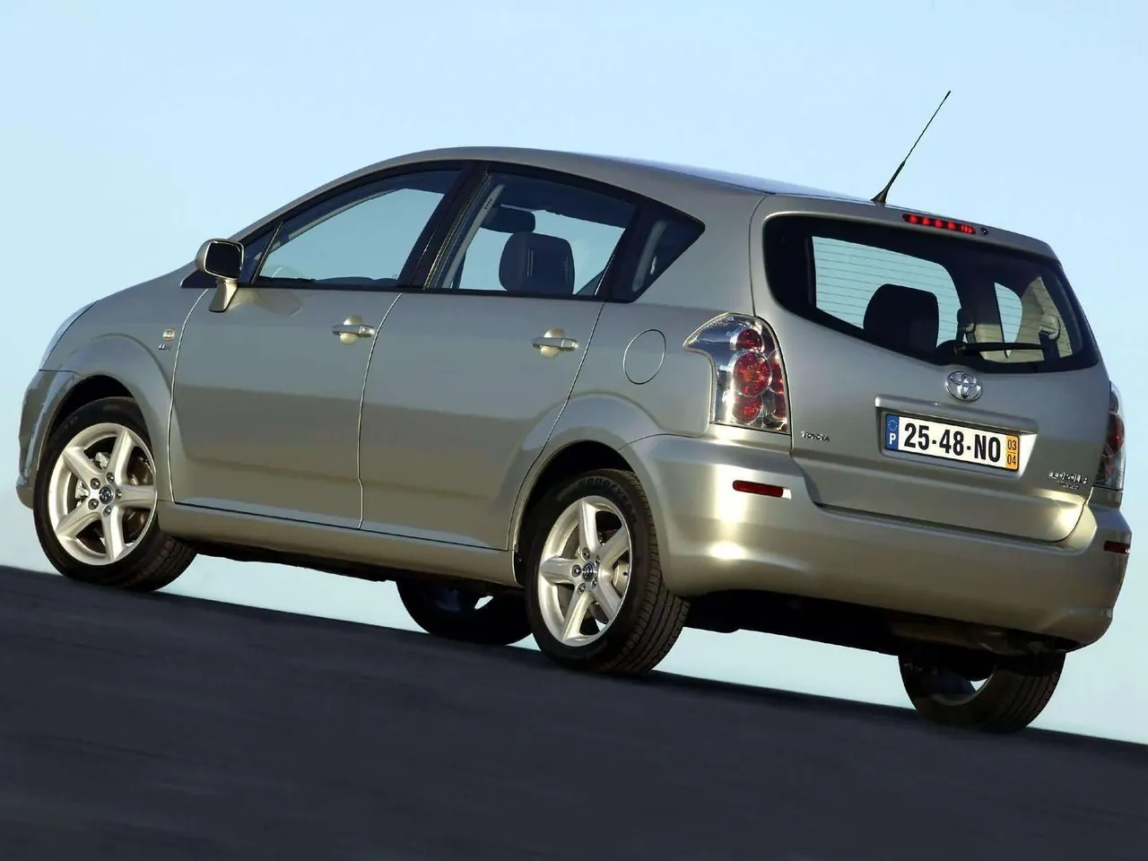 Toyota Corolla Verso VVTi (2004) - Rear Three-Quarter