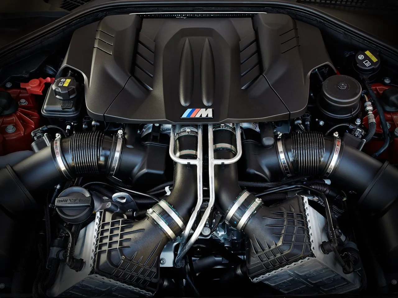 BMW M6 Coupe (2015) – motorový prostor