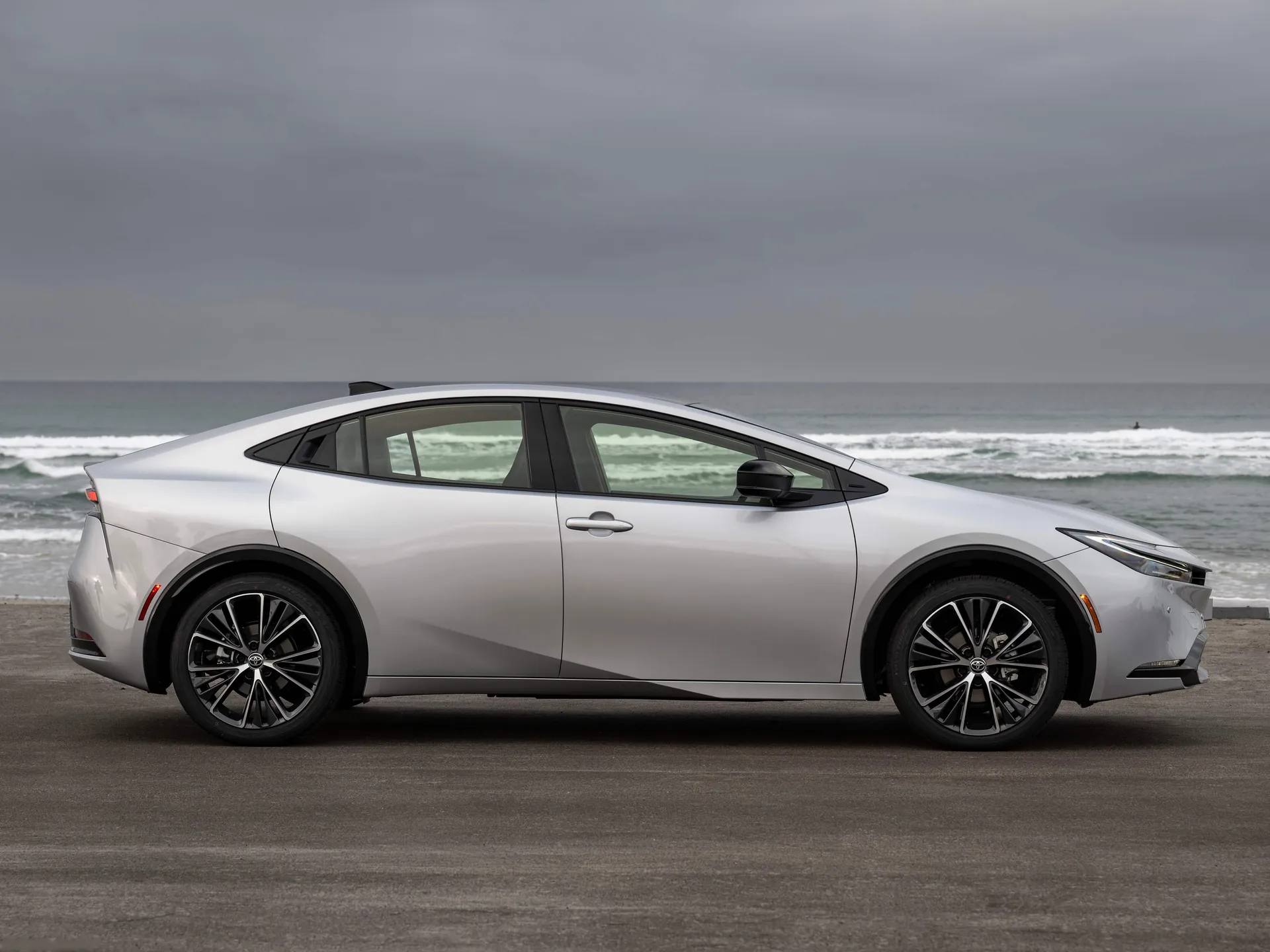 Toyota Prius XLE [US] (2023) – boční profil