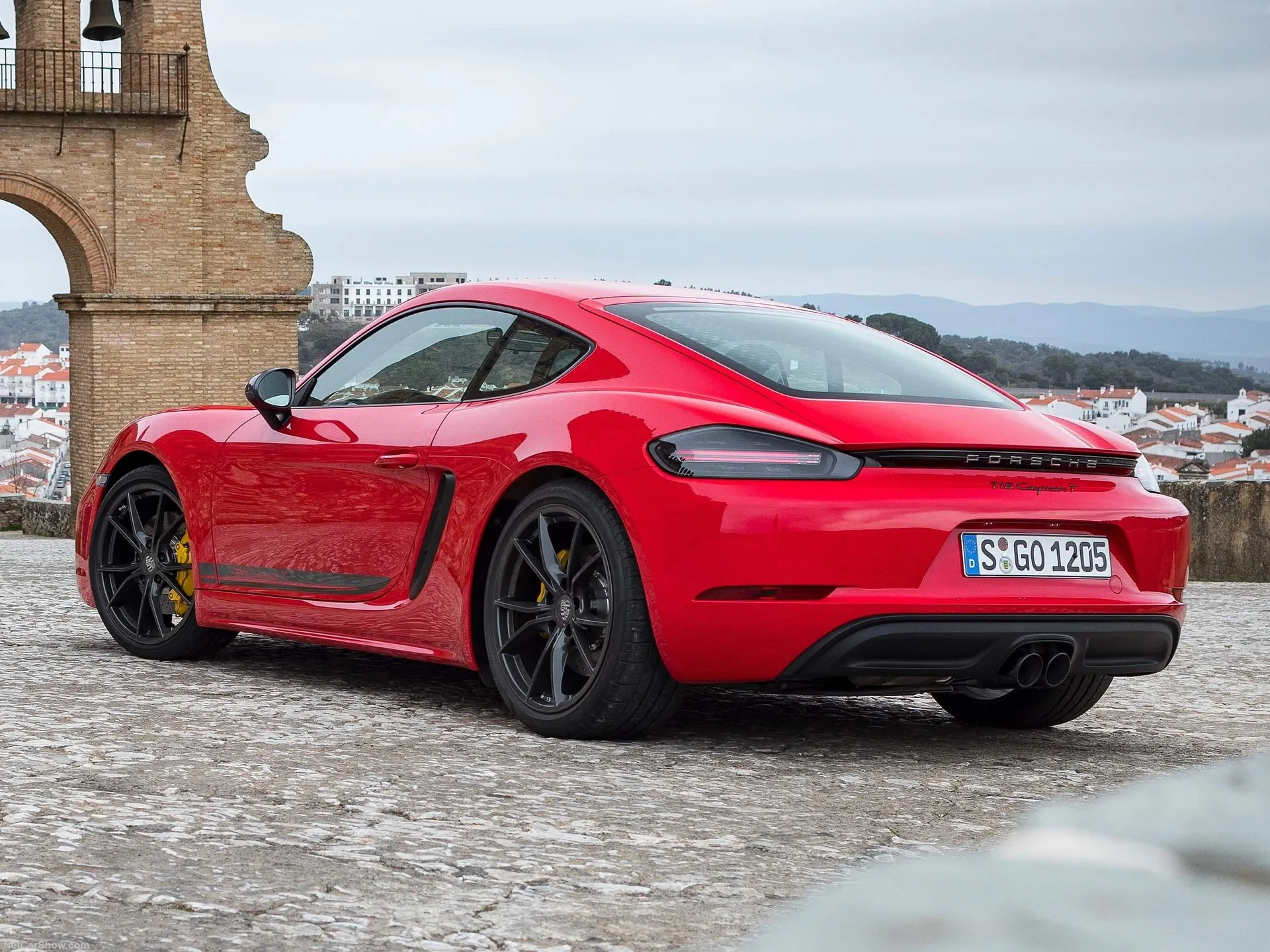 Porsche 718 Cayman T (2019) – zadní tříčtvrteční pohled