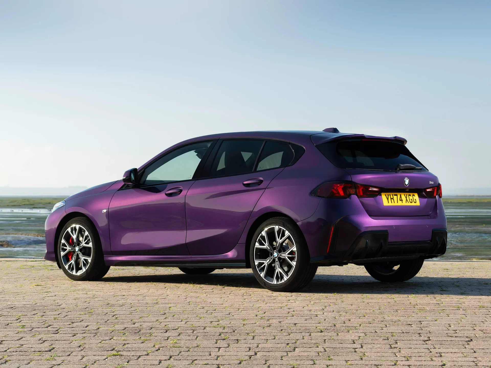 BMW 120 [UK] (2025) – zadní tříčtvrteční pohled