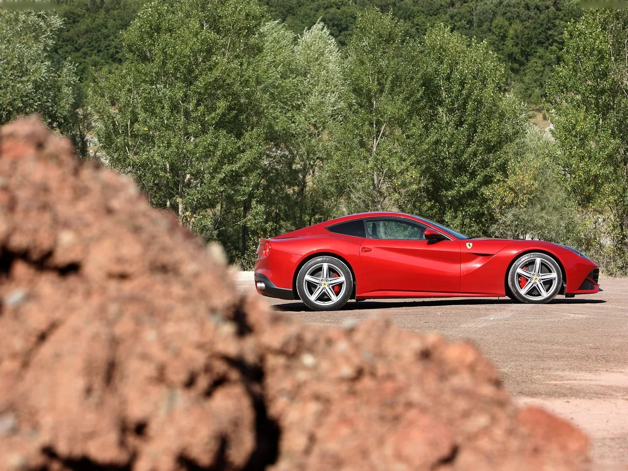Ferrari F12berlinetta (2013) - Side Profile