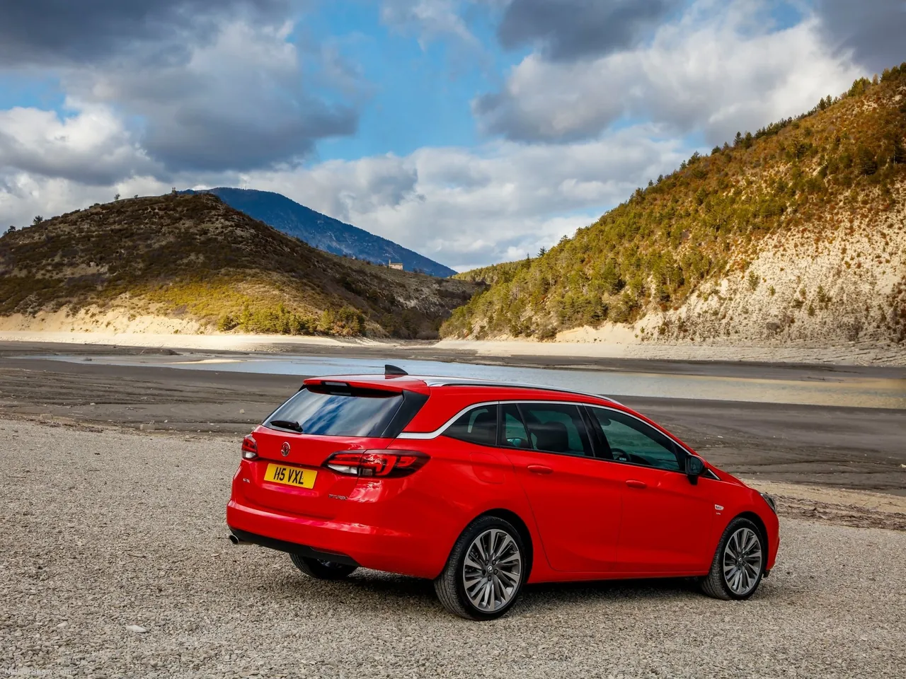 Vauxhall Astra Sports Tourer (2016) – zadní tříčtvrteční pohled