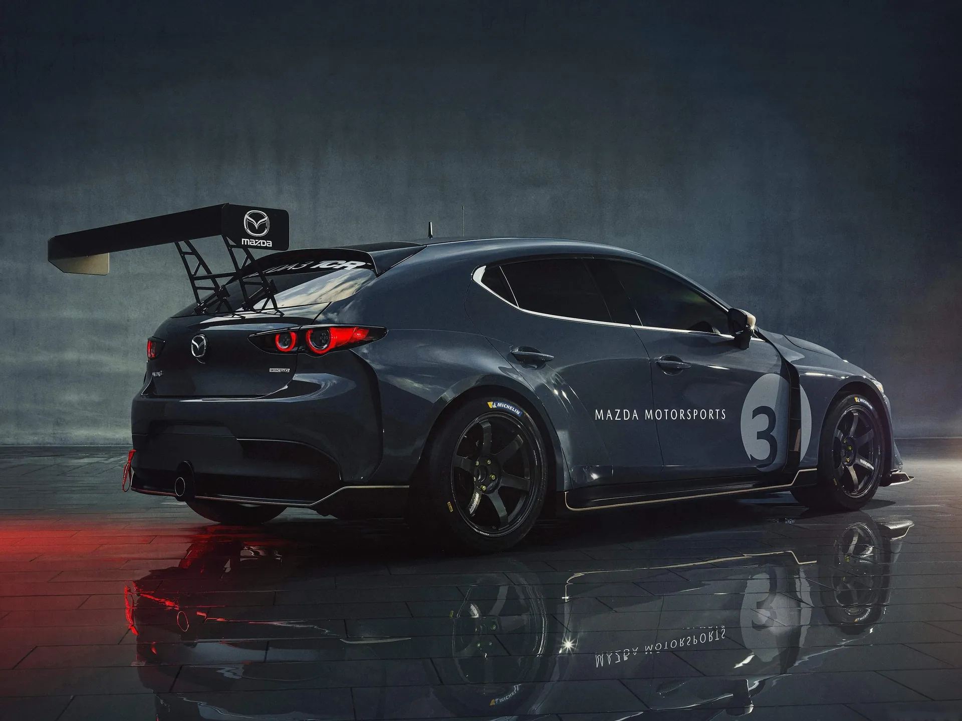 Mazda 3 TCR (2020) – zadní tříčtvrteční pohled