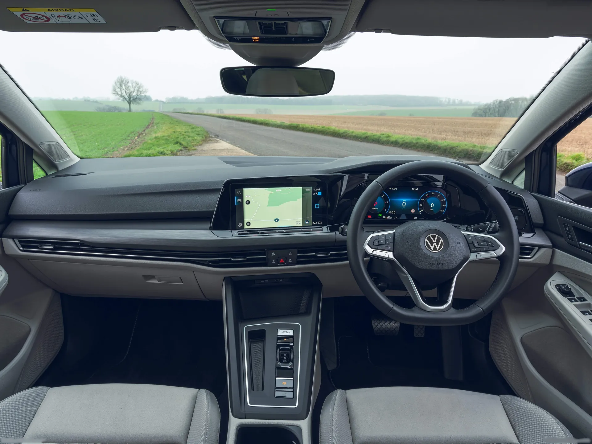 Volkswagen Golf Estate [UK] (2021) – interiér