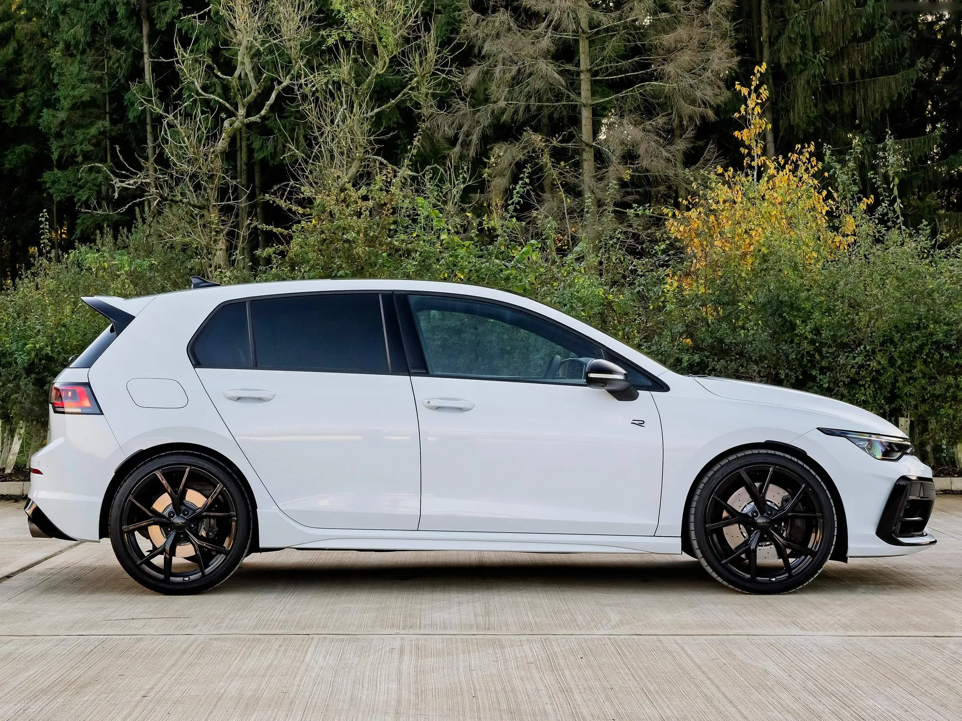 Volkswagen Golf R Black Edition [UK] (2025) – boční profil