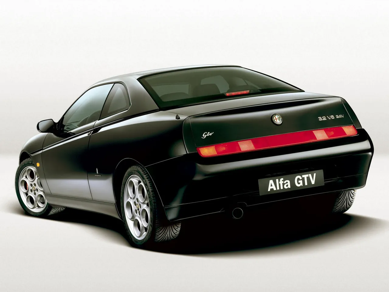 Alfa Romeo GTV (2003) - Rear Three-Quarter