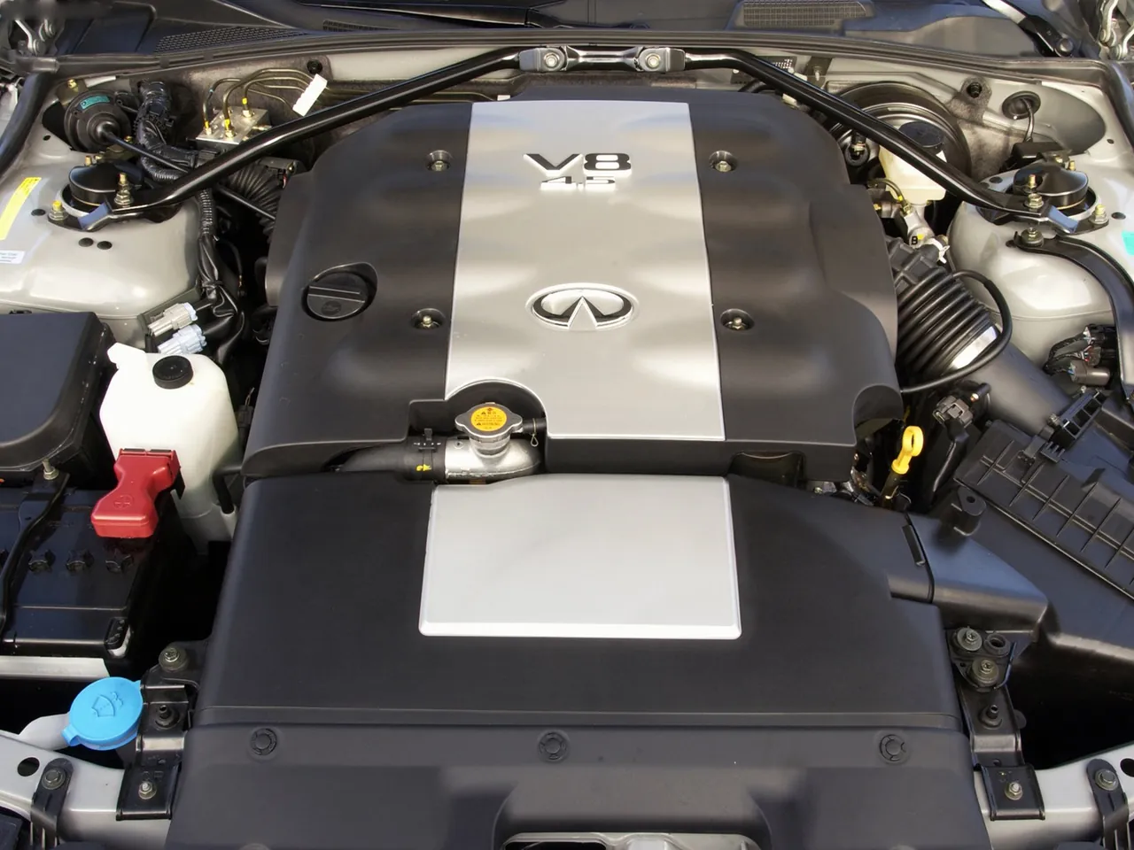 Infiniti M45 (2003) – motorový prostor