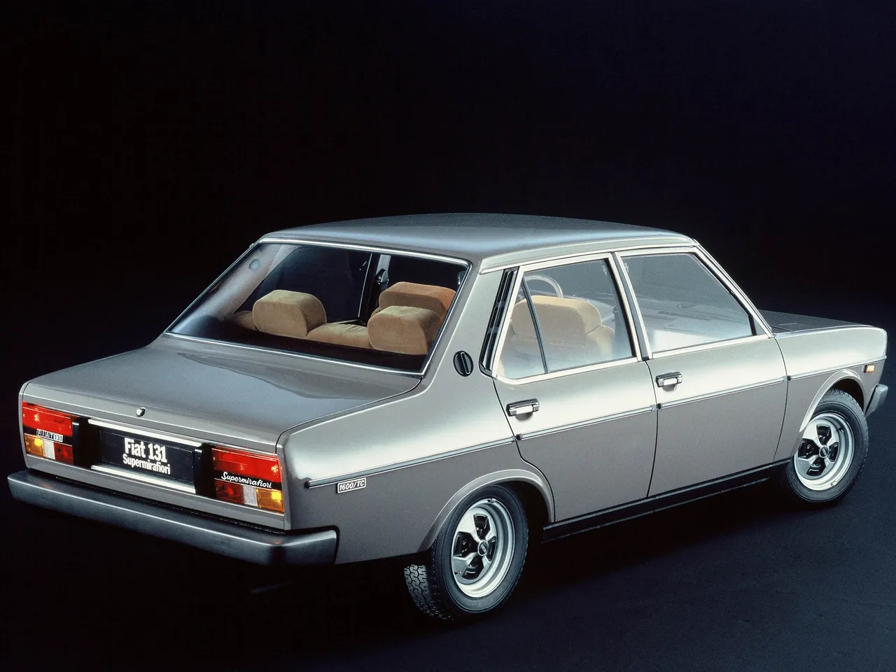 Fiat 131 Supermirafiori (1978) – zadní tříčtvrteční pohled