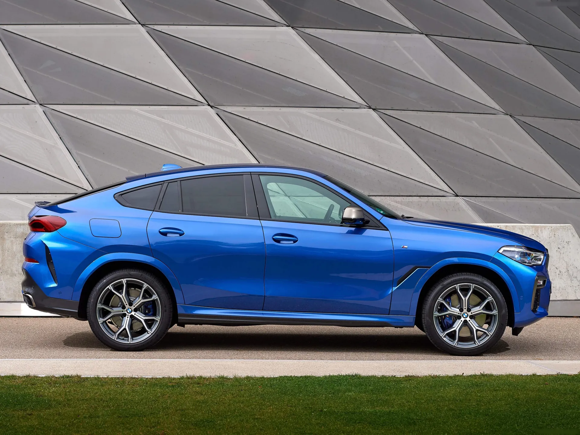 BMW X6 M50i (2020) – boční profil