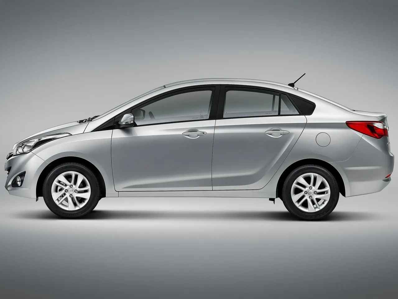 Hyundai HB20S (2013) – boční profil
