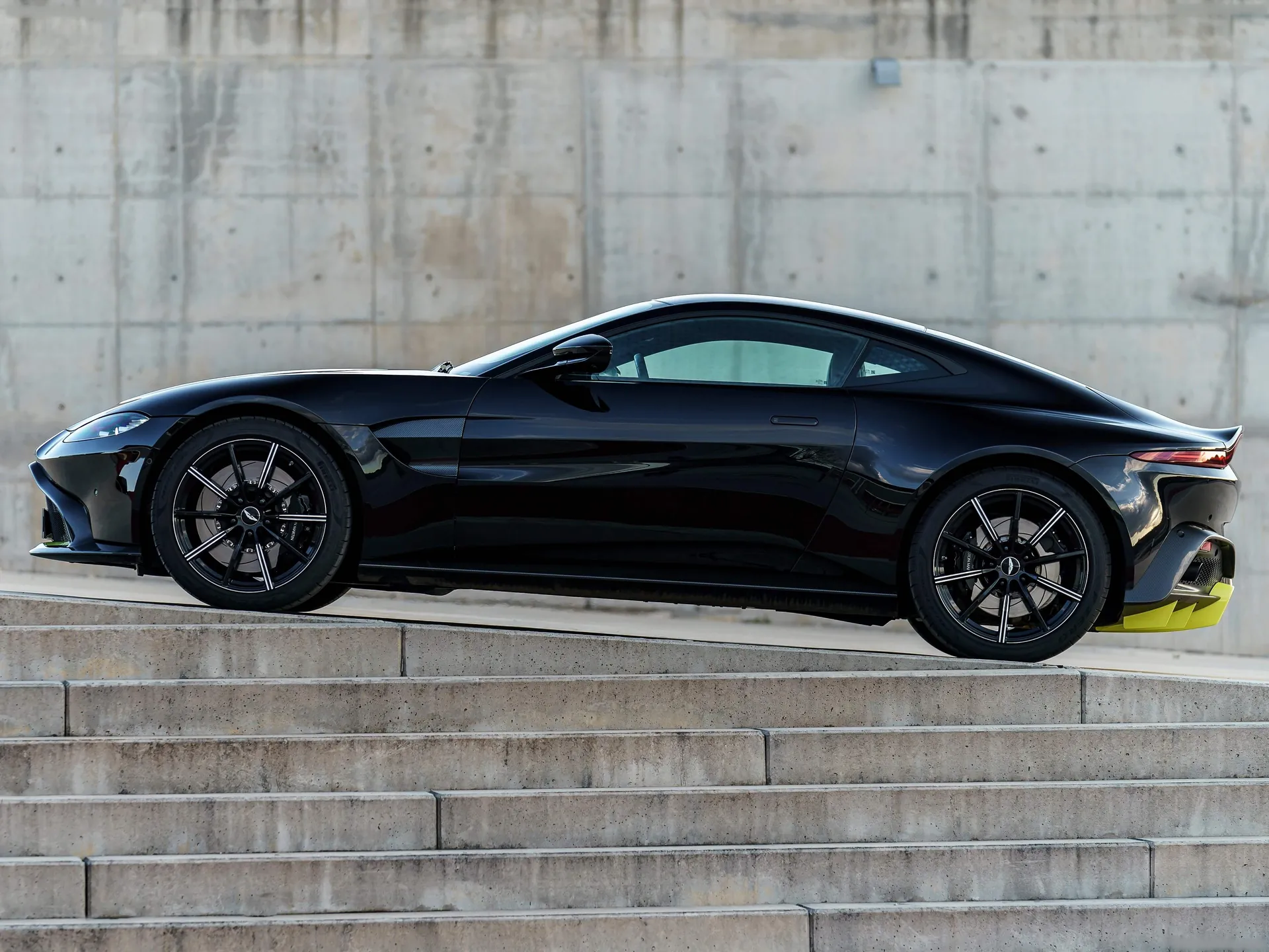 Aston Martin Vantage Onyx Black (2019) - Side Profile