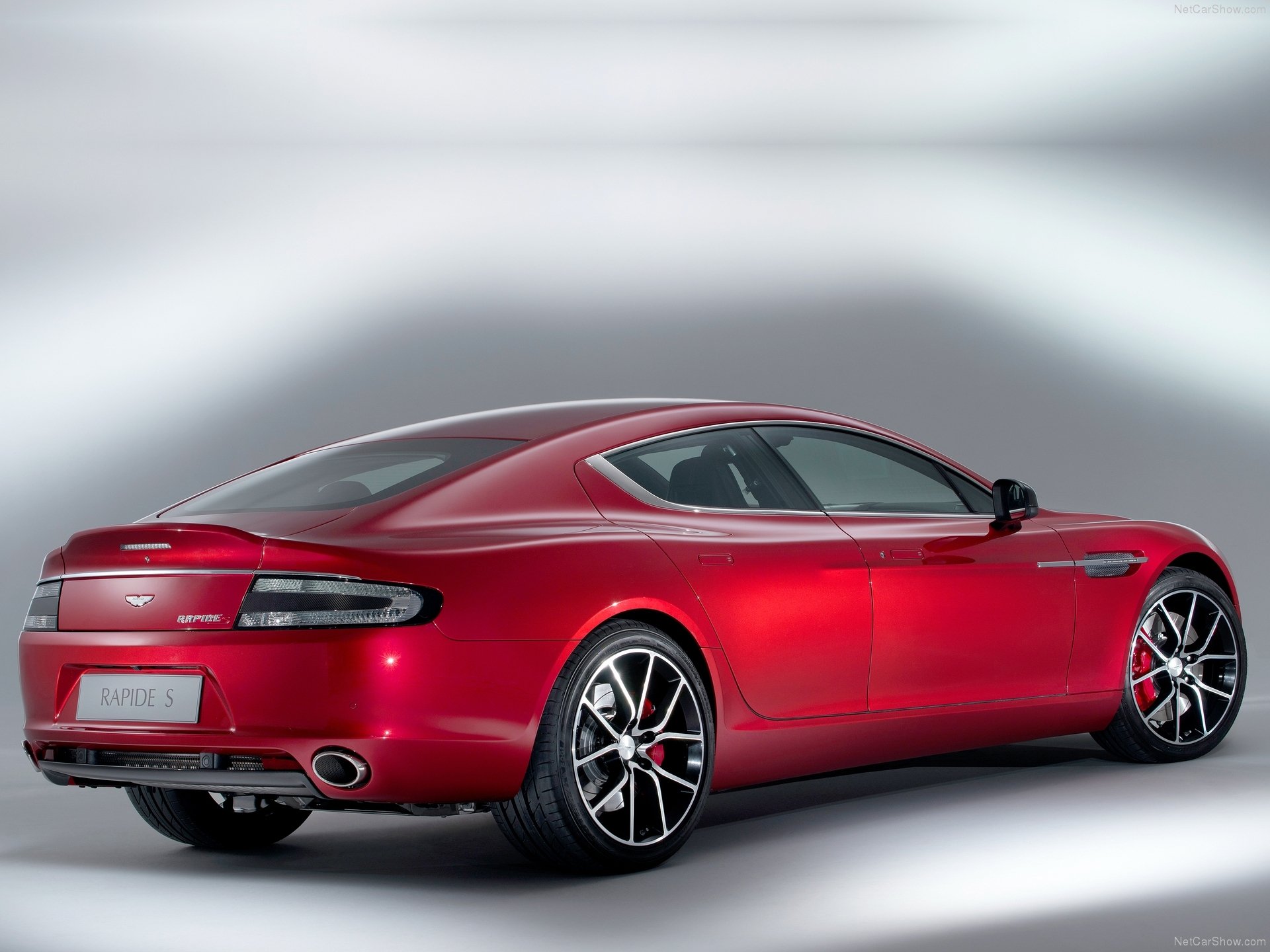 Aston Martin Rapide S (2014) – zadní tříčtvrteční pohled