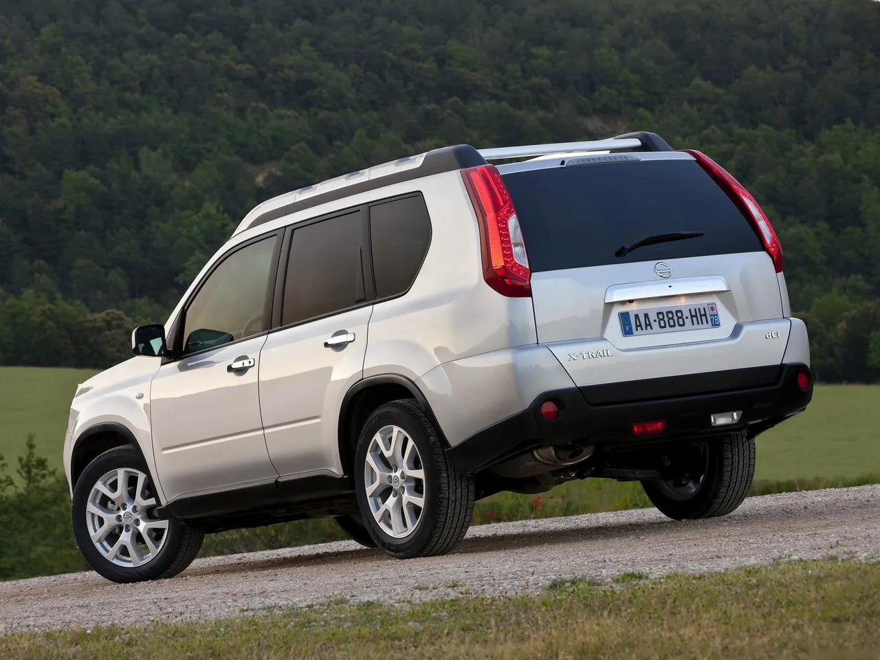 Nissan X-Trail (2011) – zadní tříčtvrteční pohled