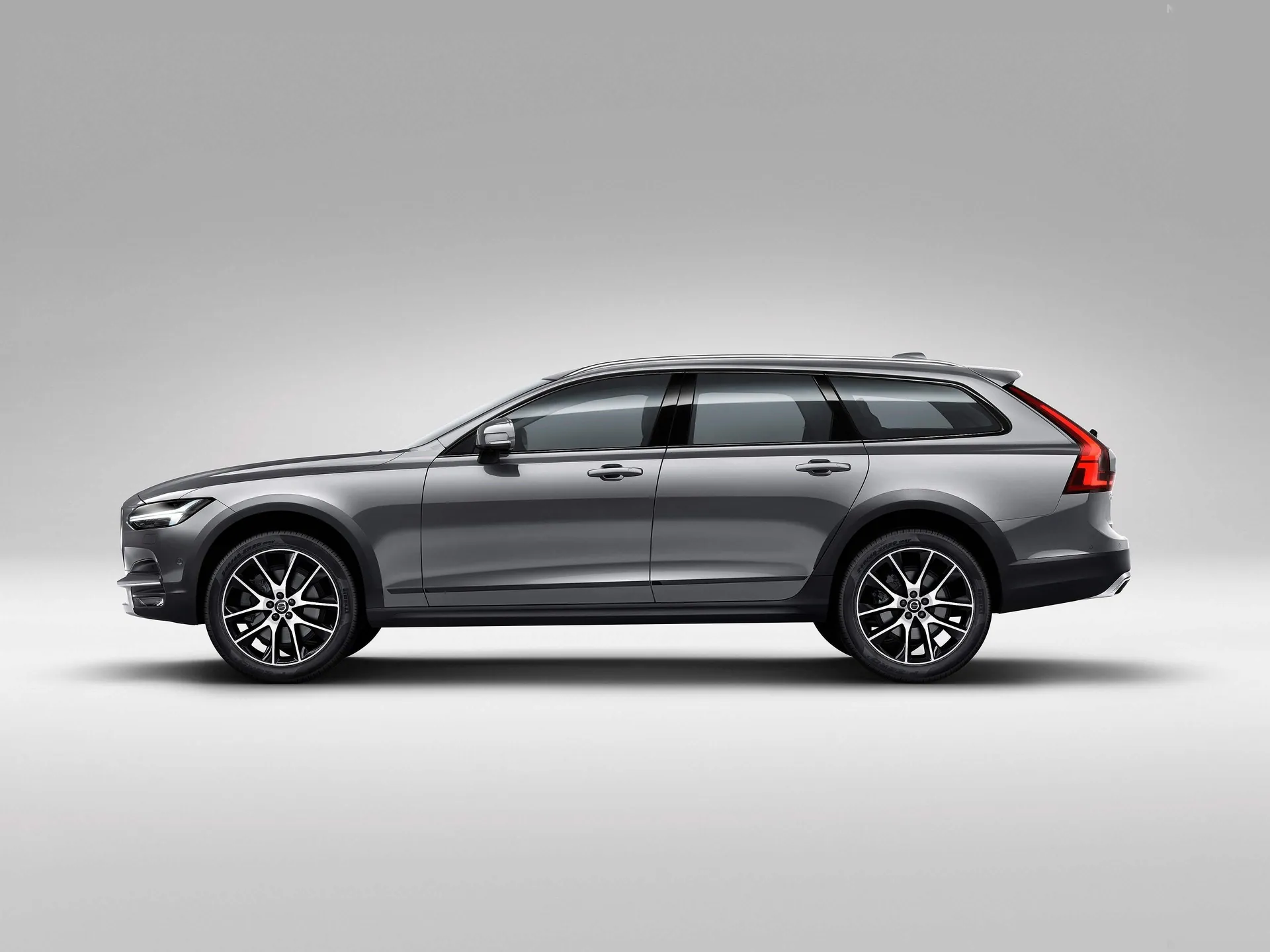 Volvo V90 Cross Country (2017) – boční profil
