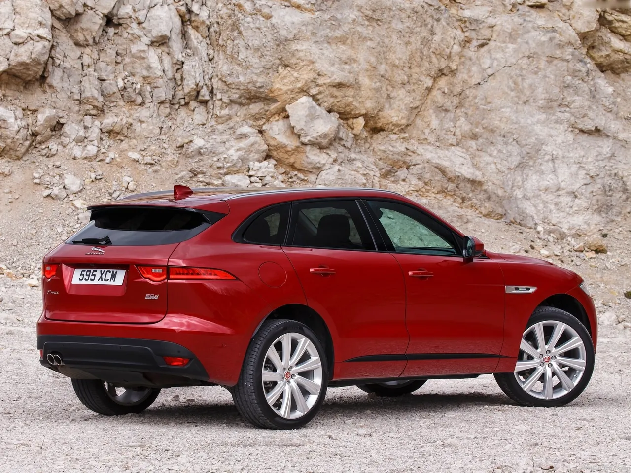 Jaguar F-Pace (2017) – zadní tříčtvrteční pohled