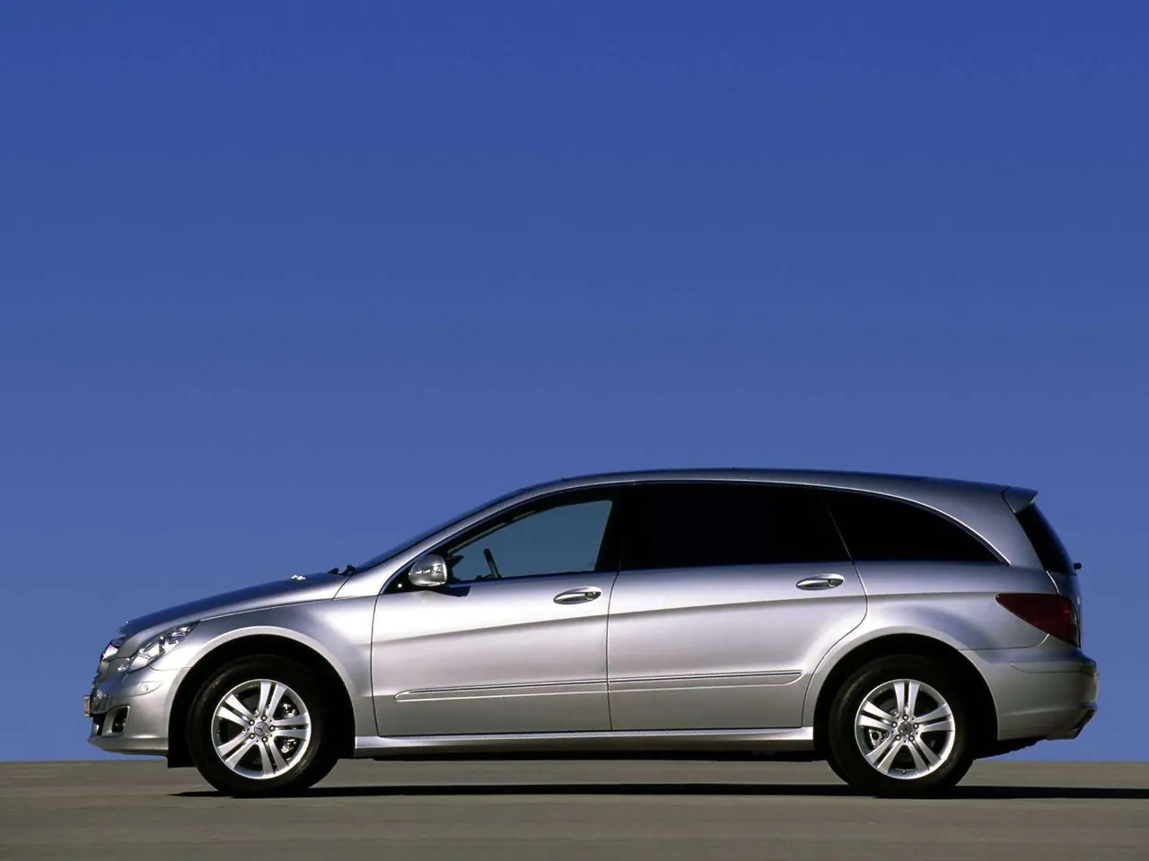 Mercedes-Benz R500 (2006) - Side Profile