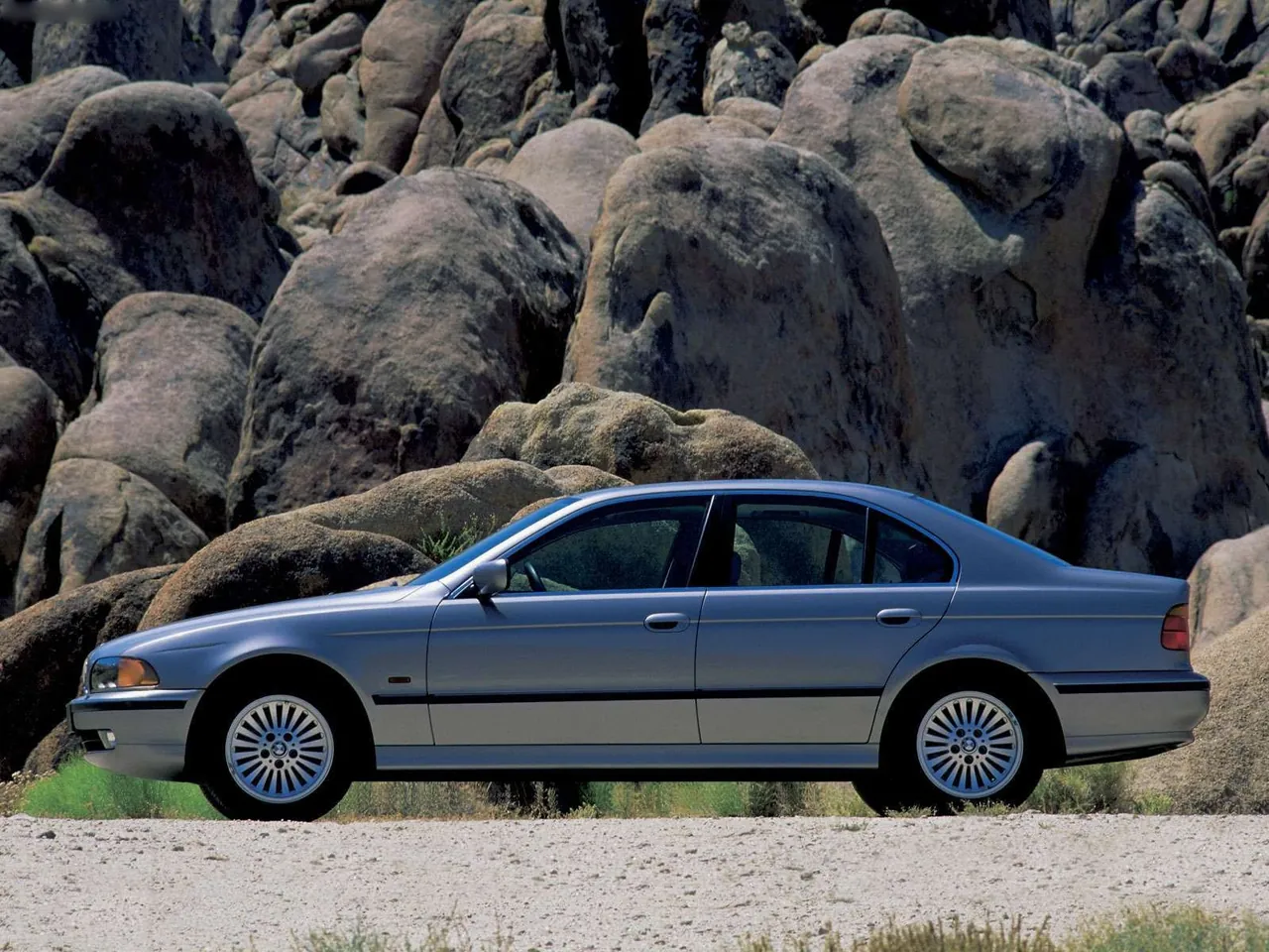 BMW 5 Series (2001) – boční profil