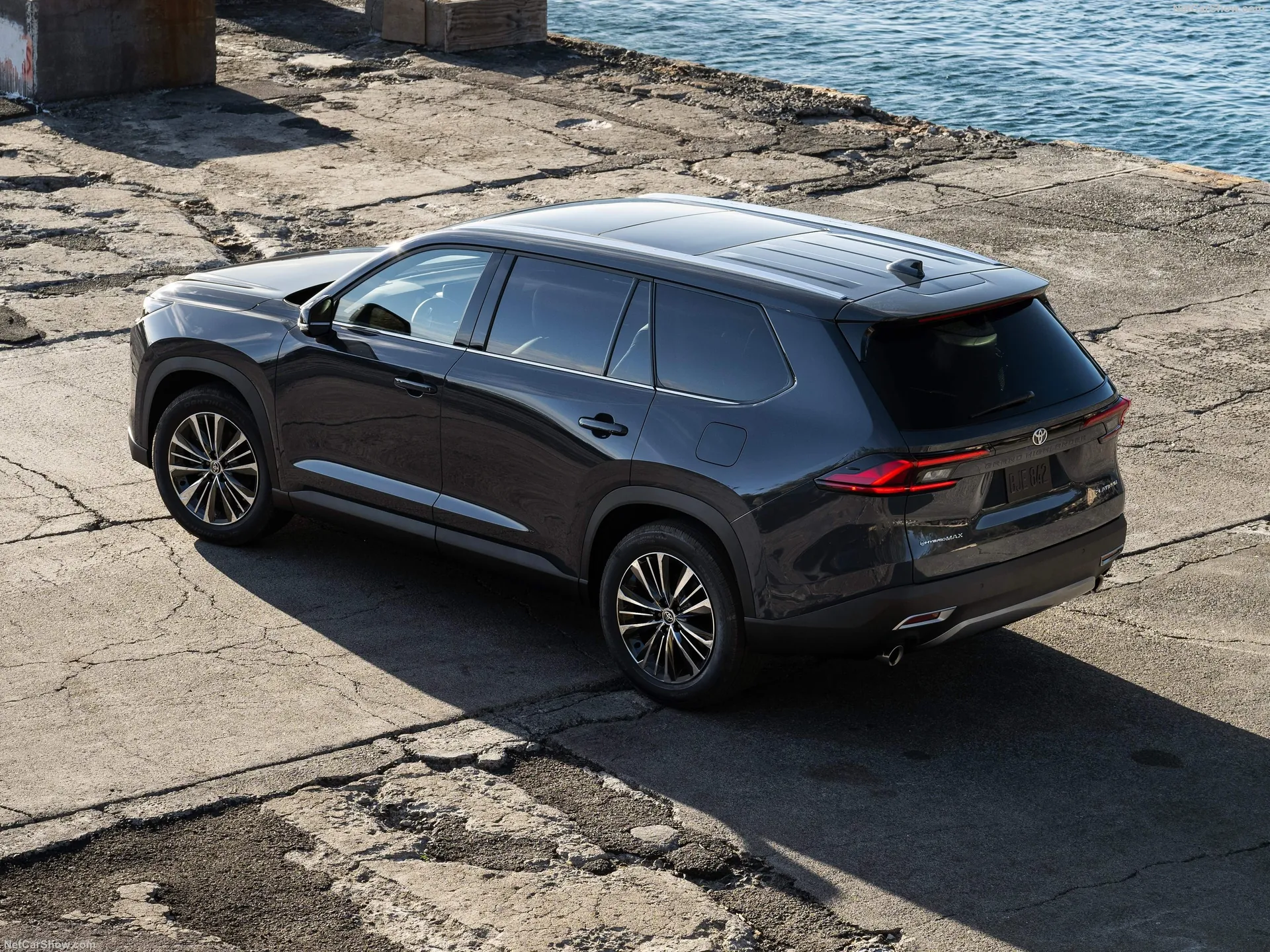 Toyota Grand Highlander Platinum (2024) – zadní tříčtvrteční pohled
