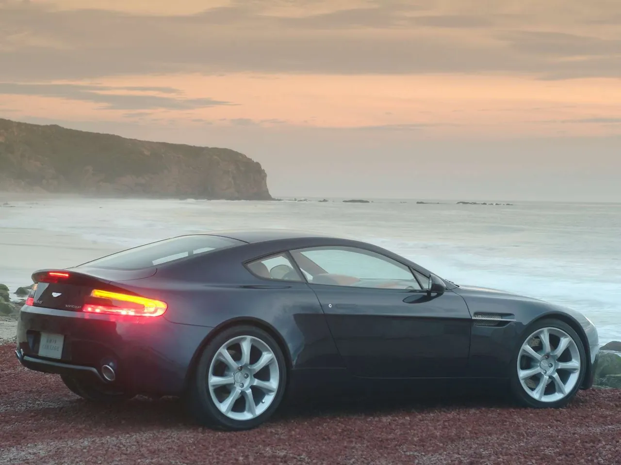 Aston Martin AMV8 Concept Car (2003) – zadní tříčtvrteční pohled