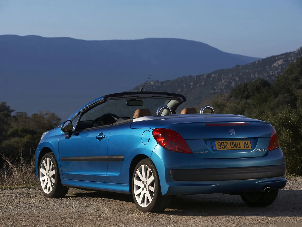 Peugeot 207 CC (2007) – zadní tříčtvrteční pohled