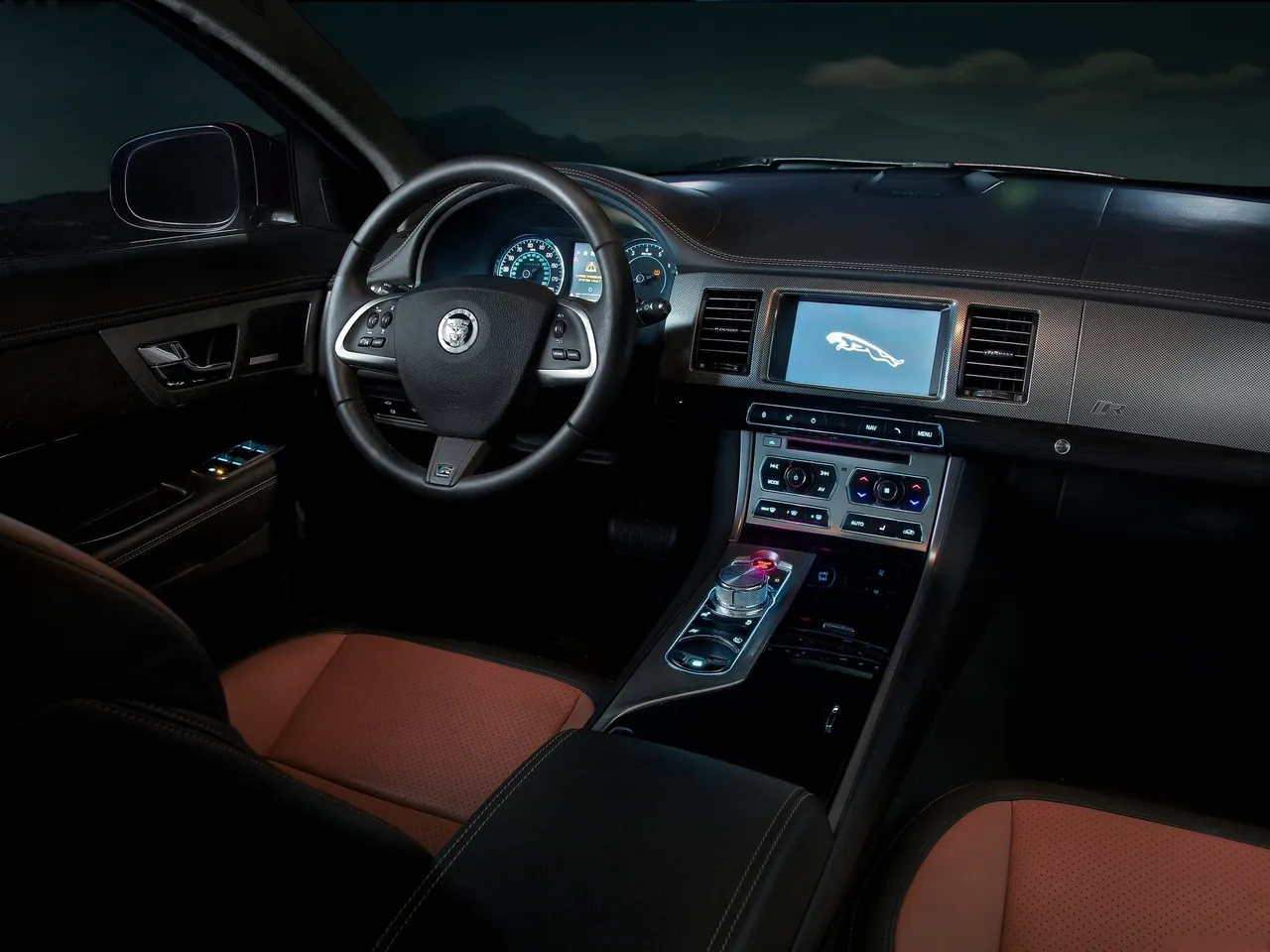 Jaguar XFR (2012) – interiér
