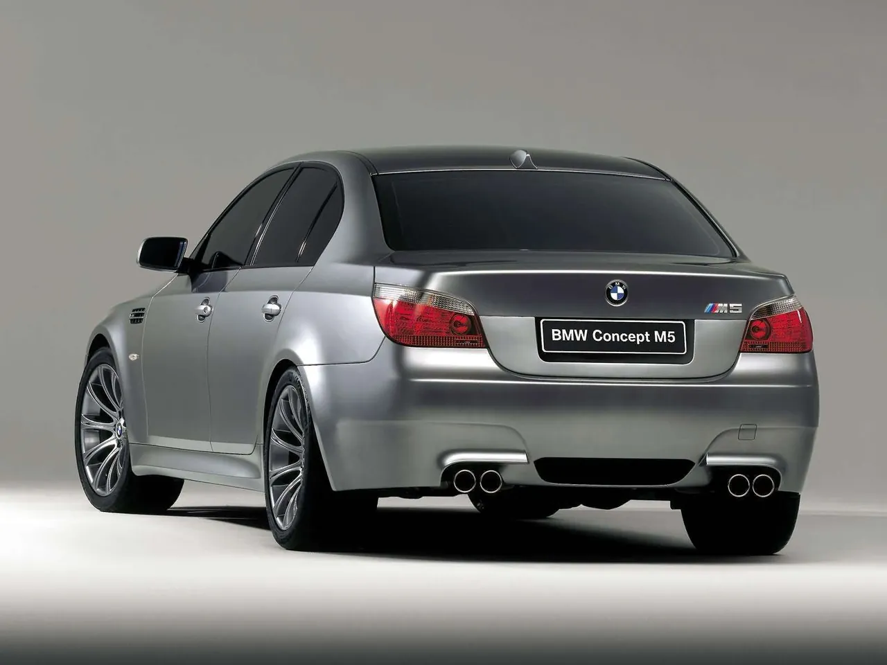BMW Concept M5 (2004) – zadní tříčtvrteční pohled