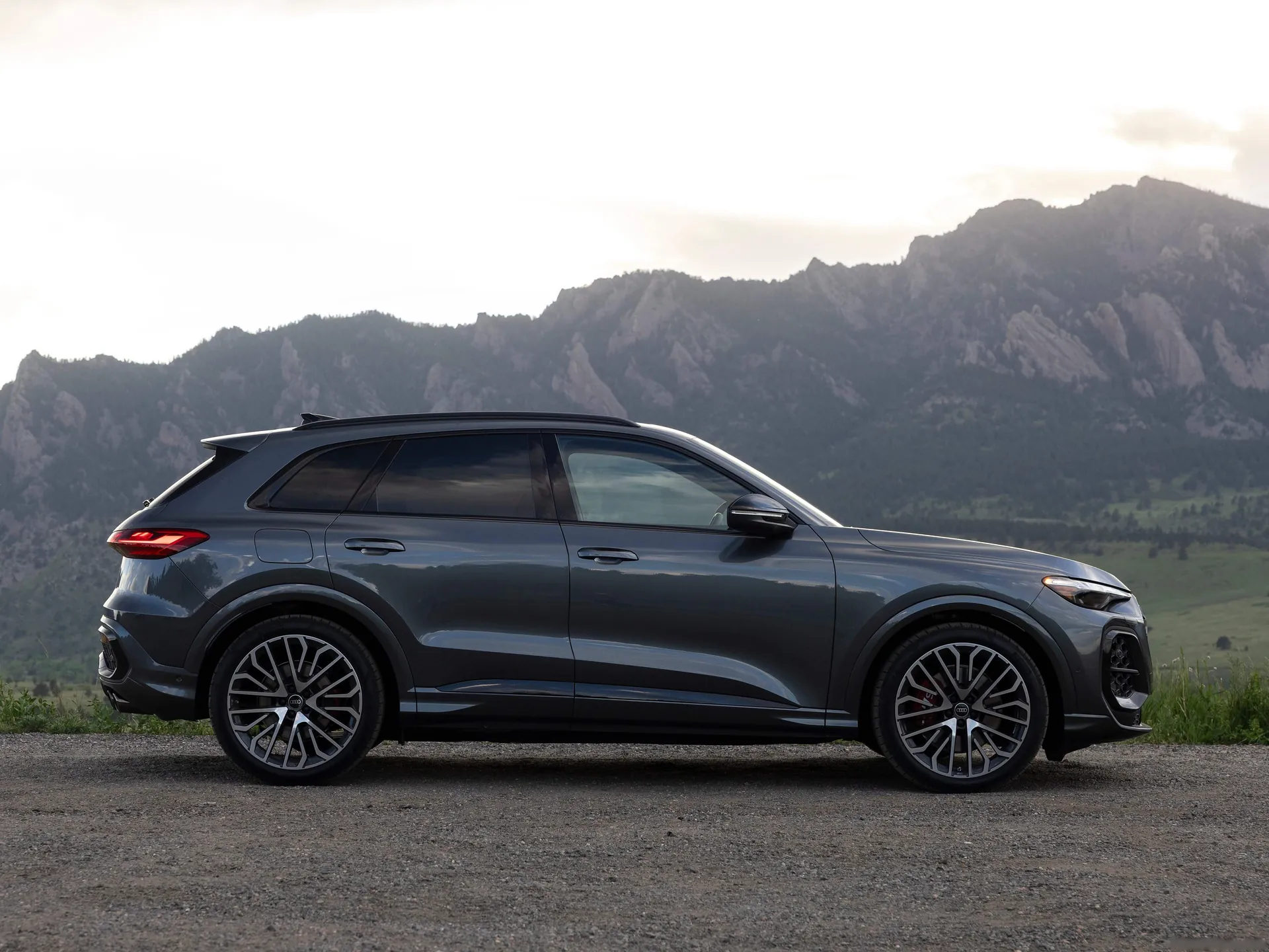 Audi SQ5 [US] (2025) – boční profil