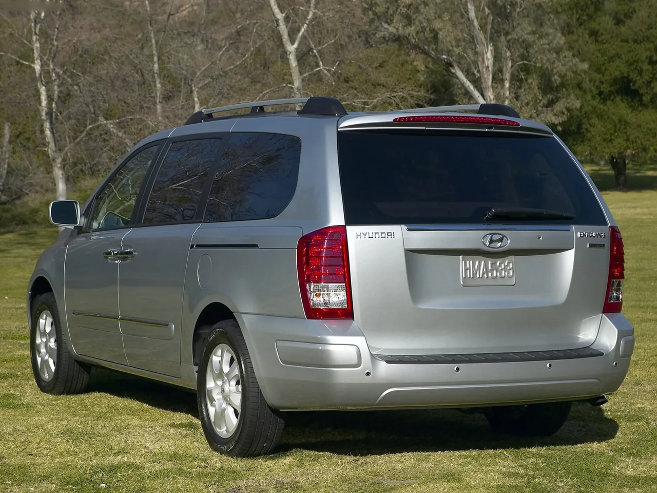 Hyundai Entourage (2007) – zadní tříčtvrteční pohled