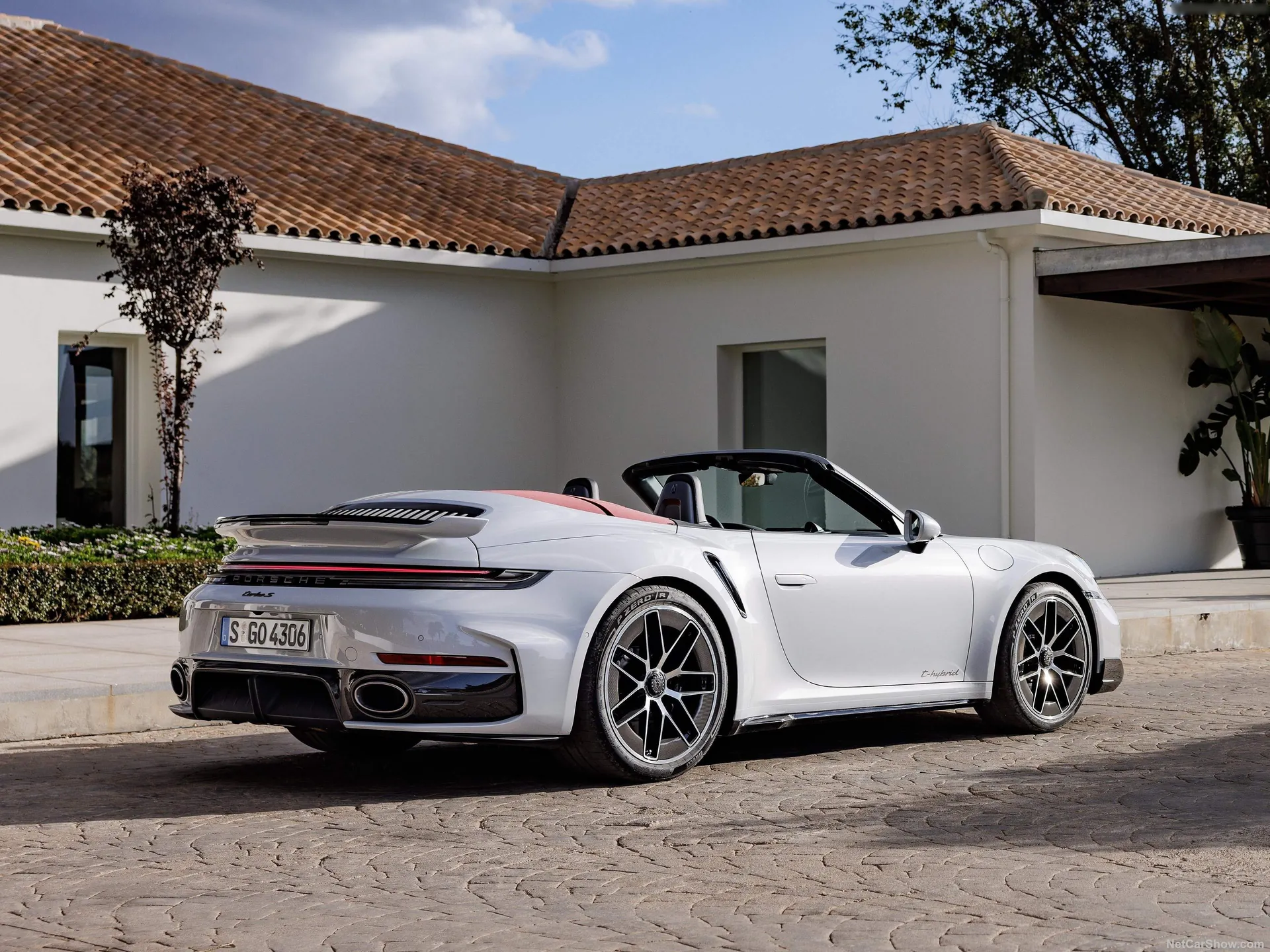 Porsche 911 Turbo S Cabriolet (2026) – zadní tříčtvrteční pohled