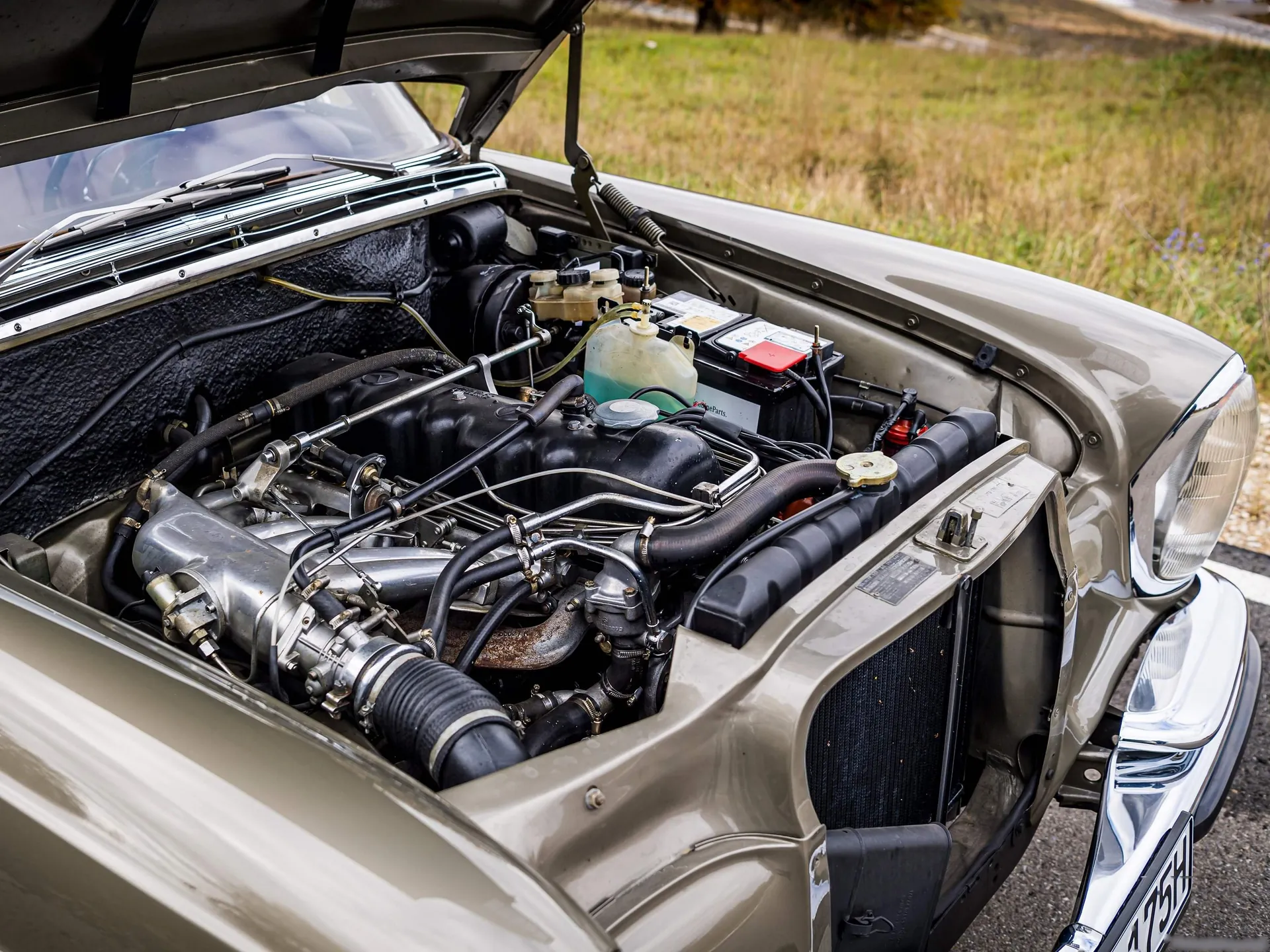 Mercedes-Benz 250 SE W108 (1965) - Engine Bay