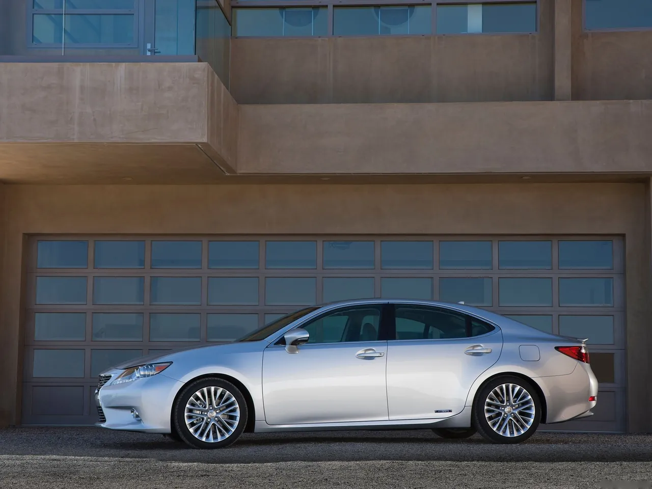 Lexus ES 300h (2013) – boční profil