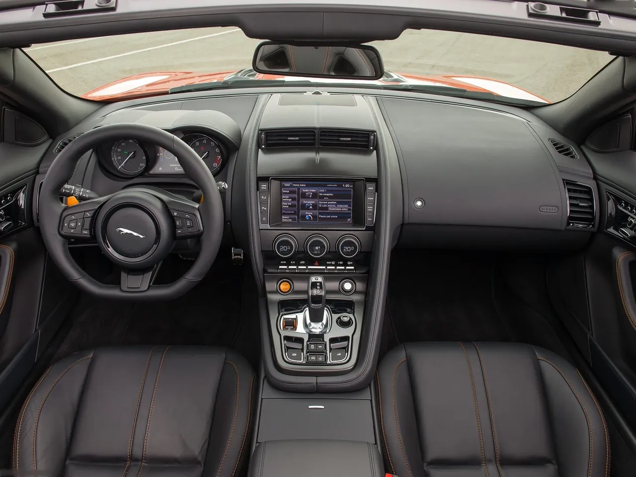 Jaguar F-Type V8 S (2014) – interiér