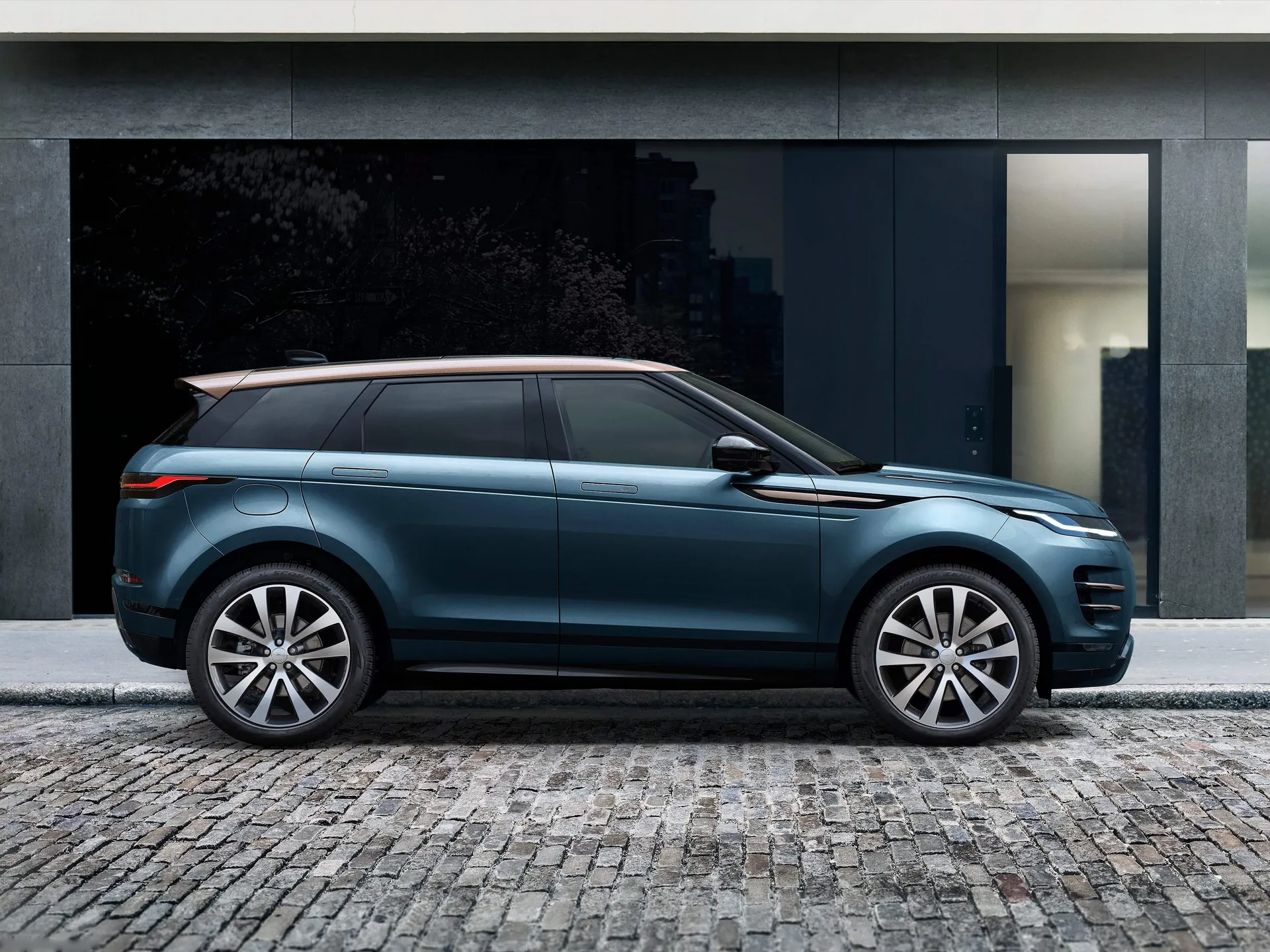 Land Rover Range Rover Evoque (2024) - Side Profile