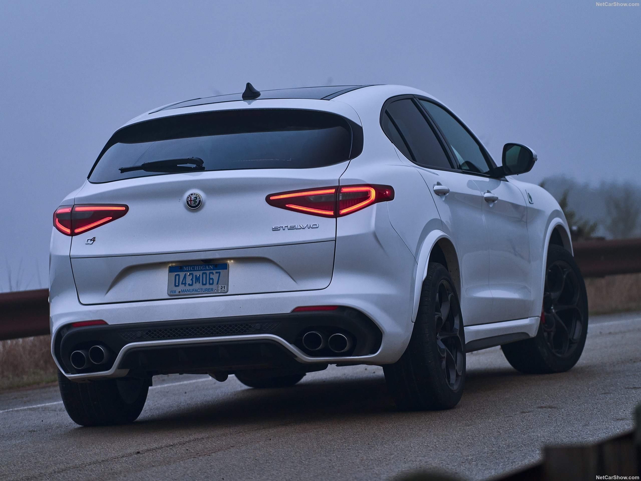 Alfa Romeo Stelvio Quadrifoglio [US] (2018) – zadní tříčtvrteční pohled