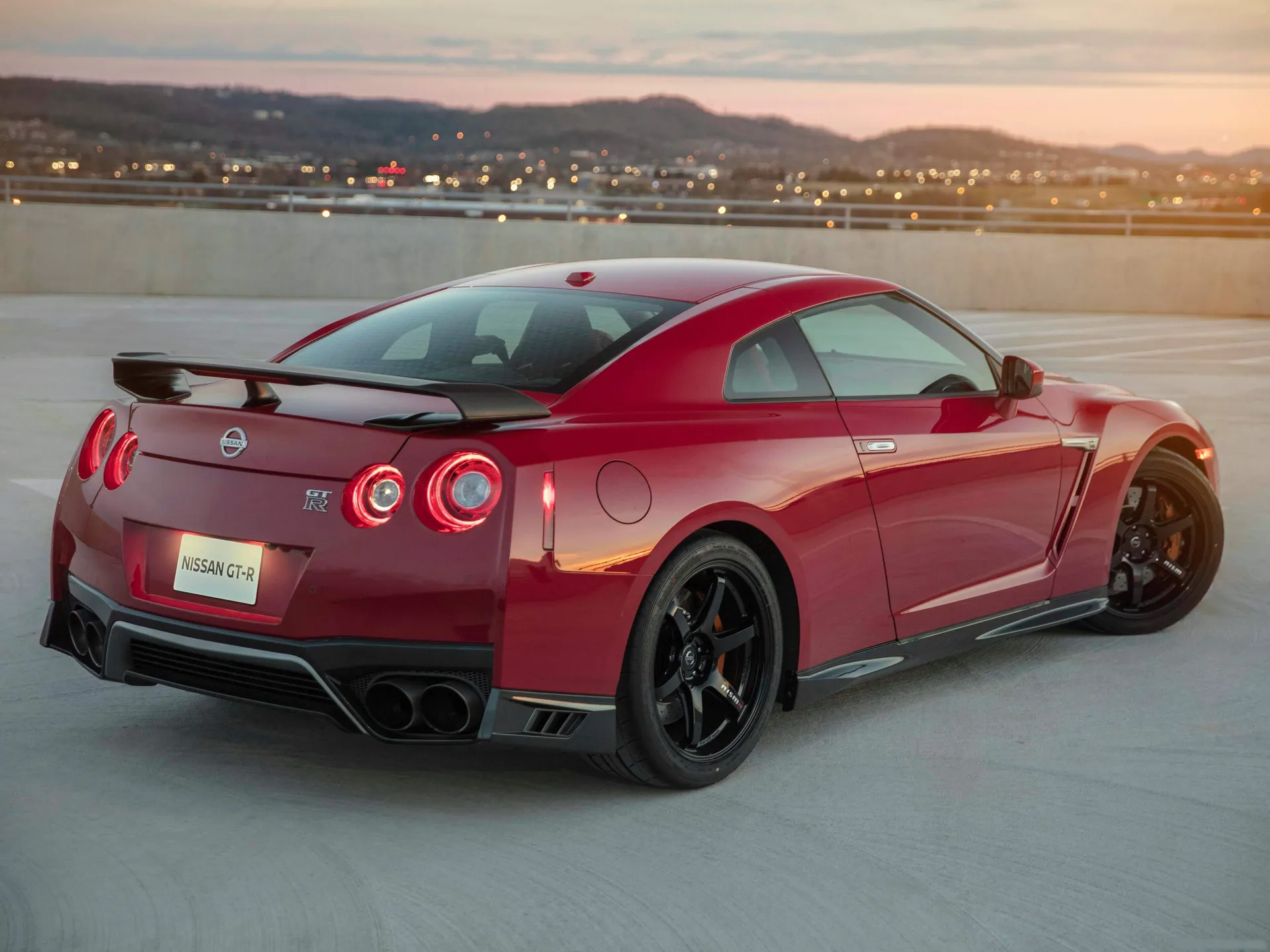 Nissan GT-R Track Edition (2017) – zadní tříčtvrteční pohled