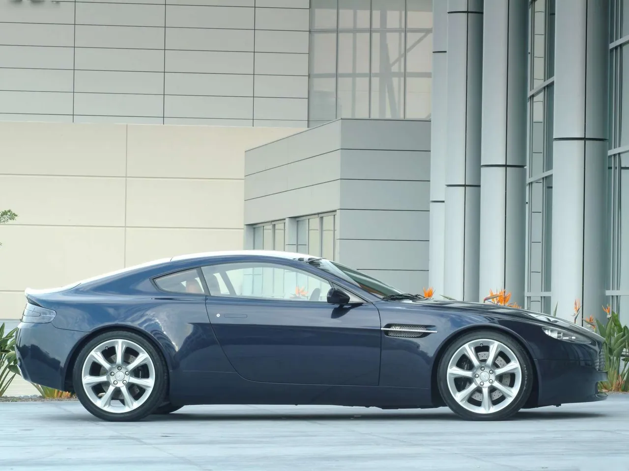 Aston Martin AMV8 Concept Car (2003) – boční profil