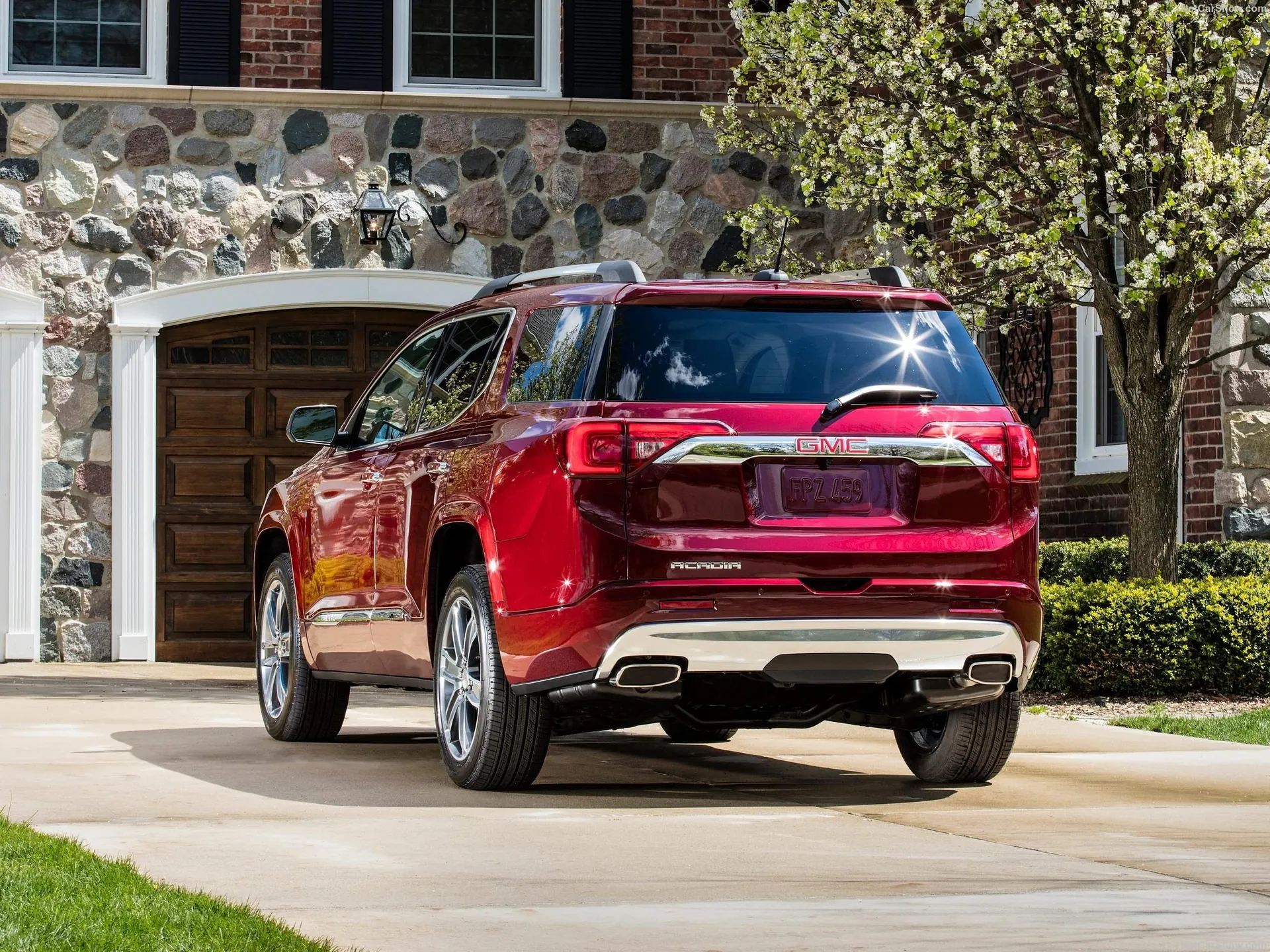 GMC Acadia (2017) – zadní tříčtvrteční pohled