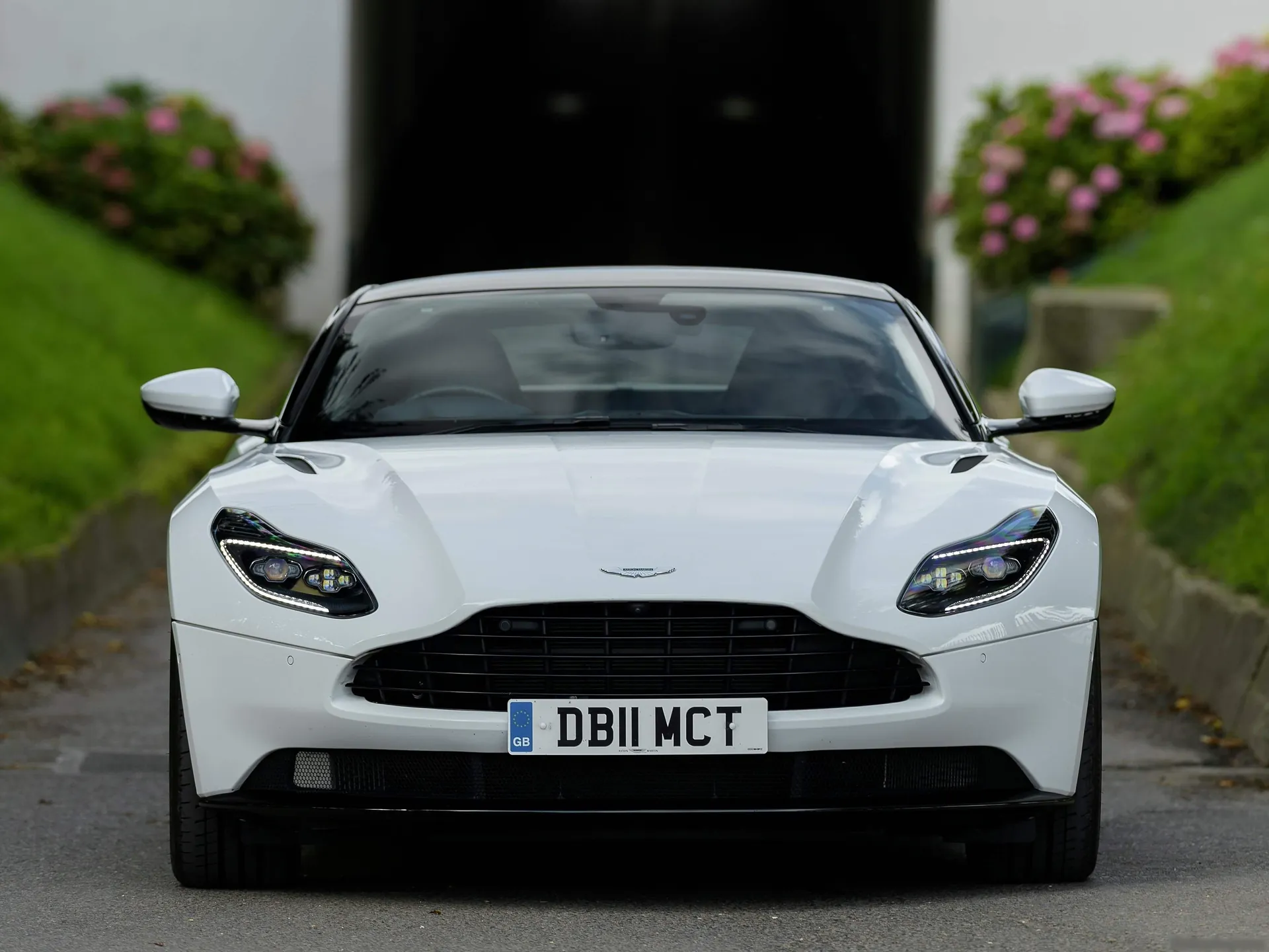 Aston Martin DB11 V8 (2018) - Front