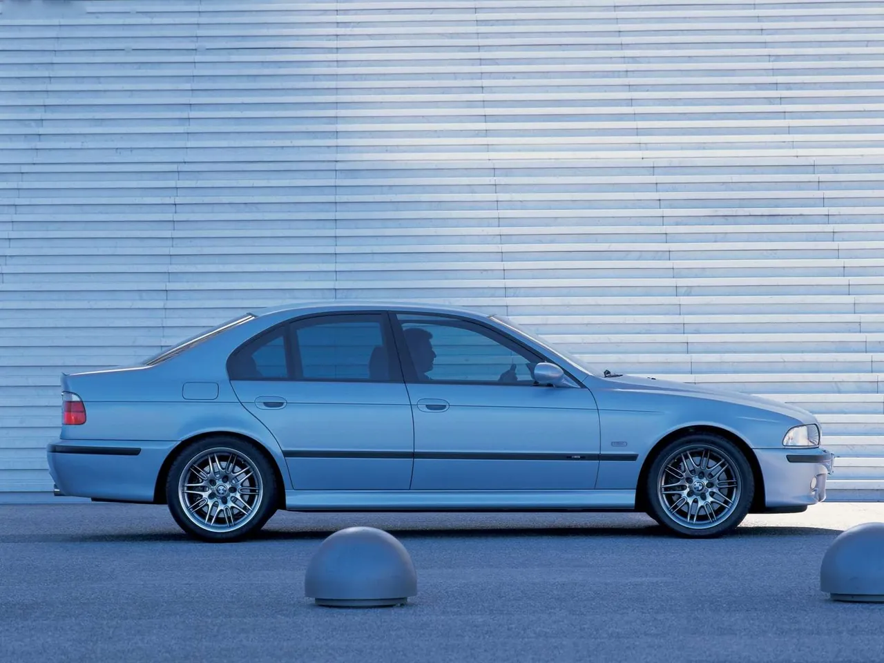 BMW M5 (2001) – boční profil