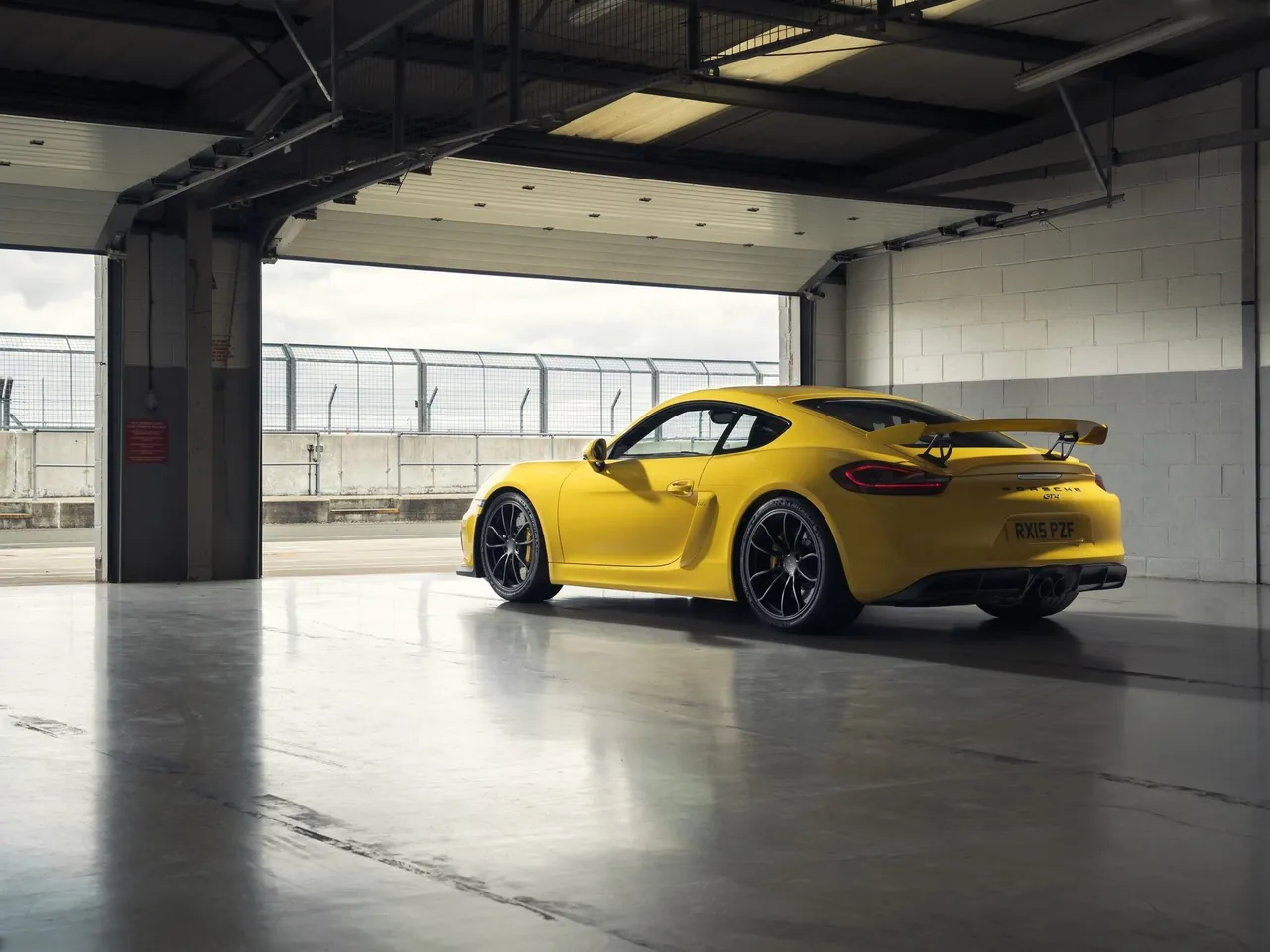 Porsche Cayman GT4 (2016) – zadní tříčtvrteční pohled